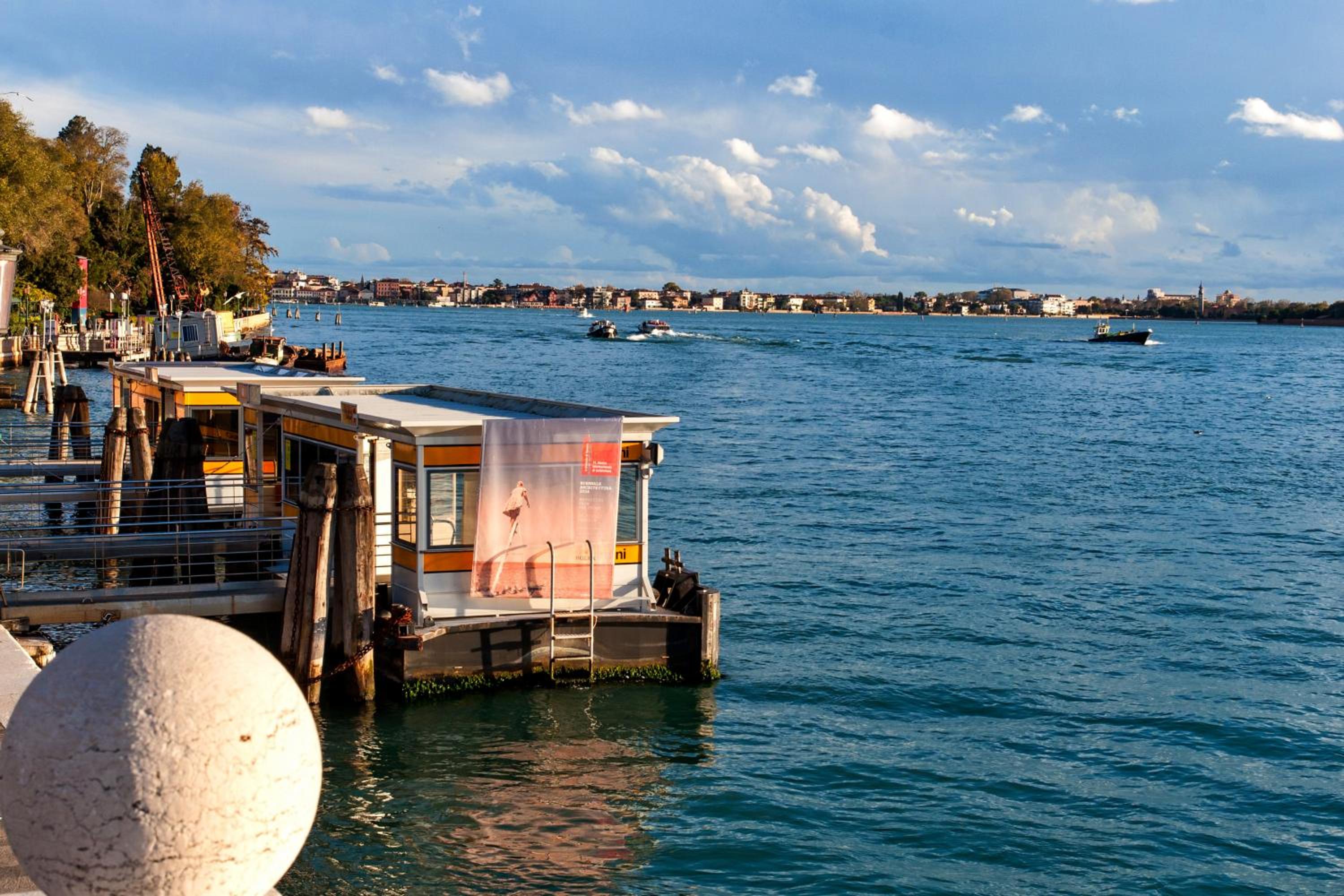 Venezia Biennale Bianco & Rosso