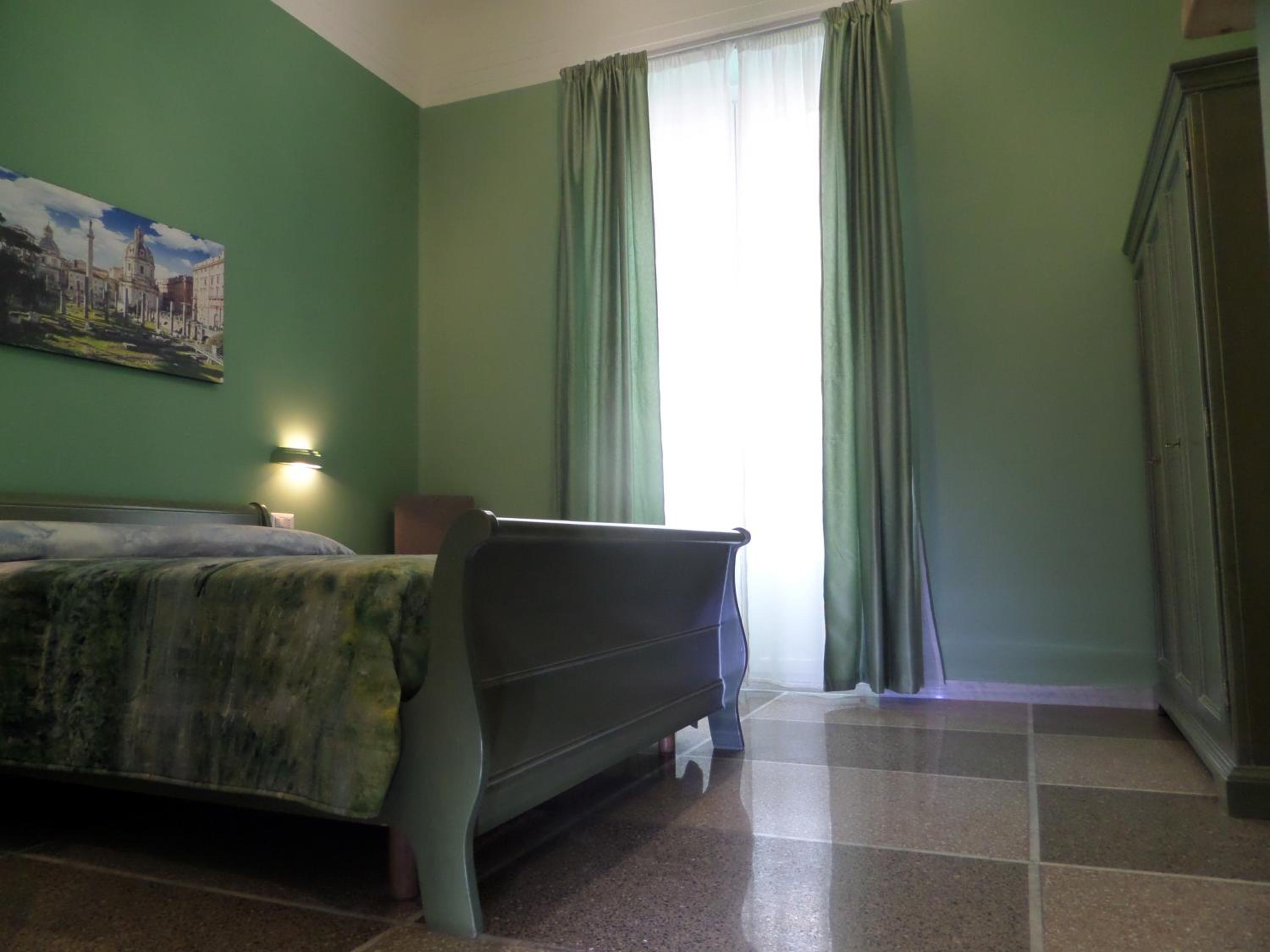 325 Rooms ai Fori