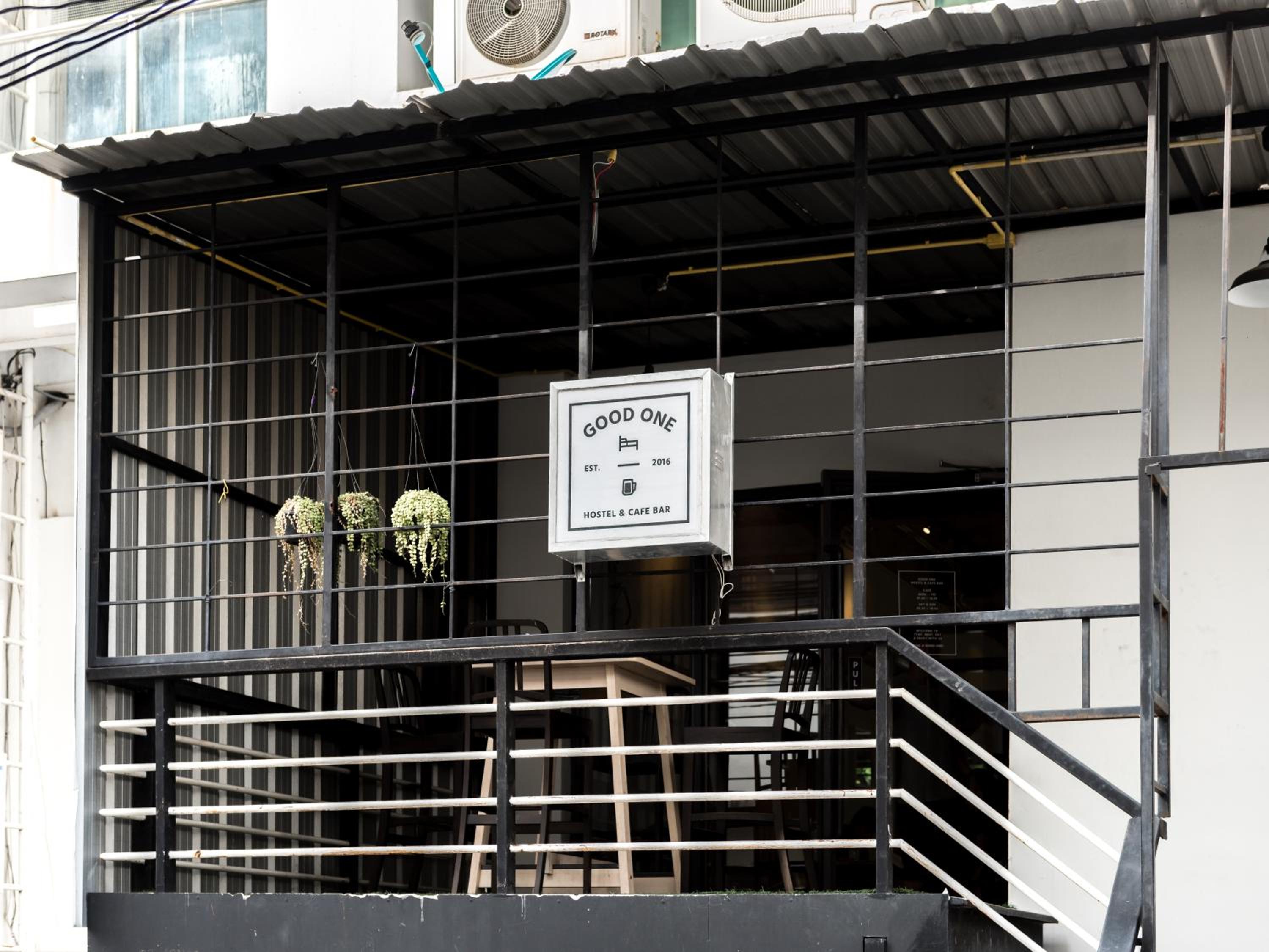 Good One Poshtel & Cafe Bar