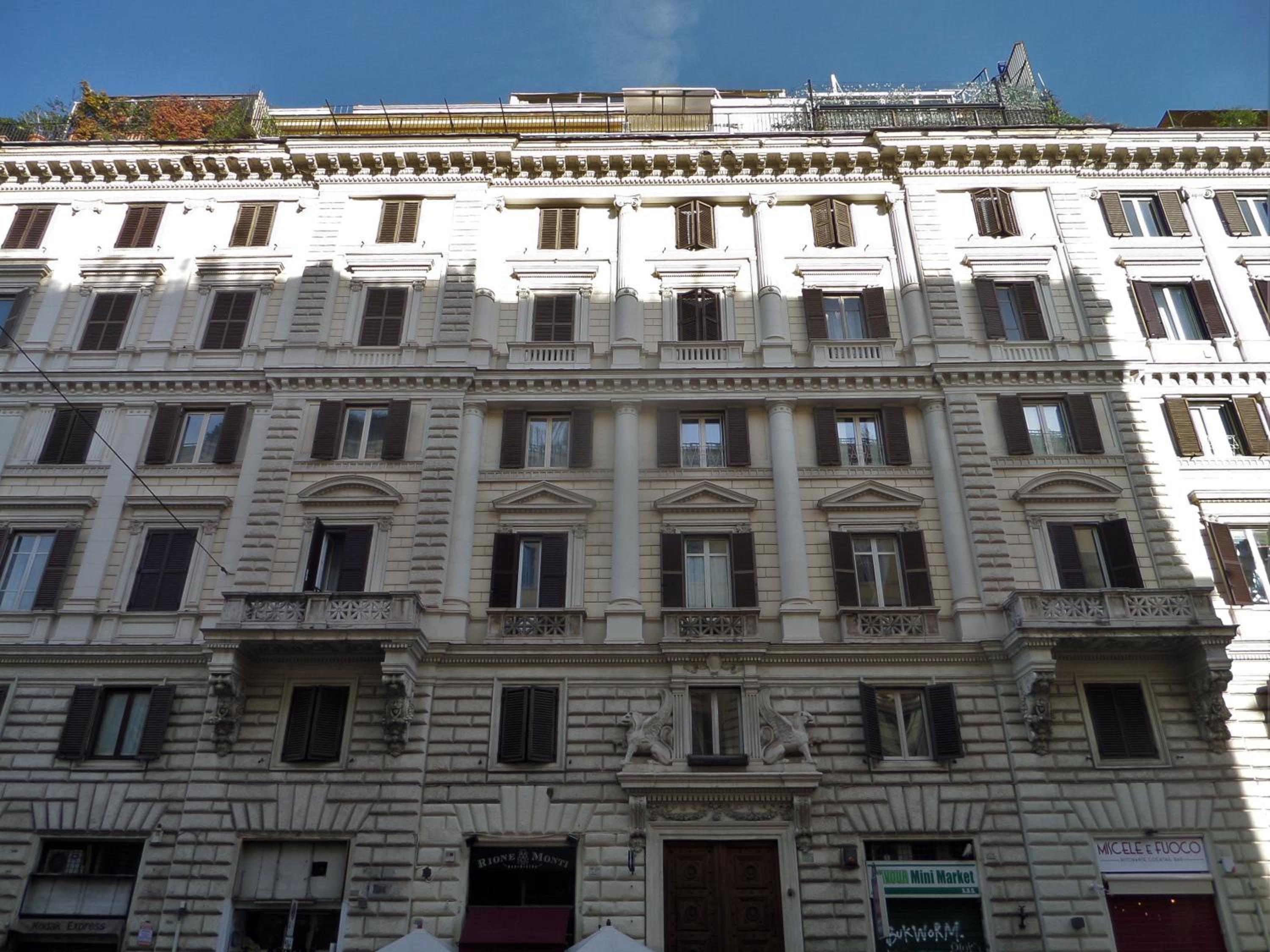 325 Rooms ai Fori