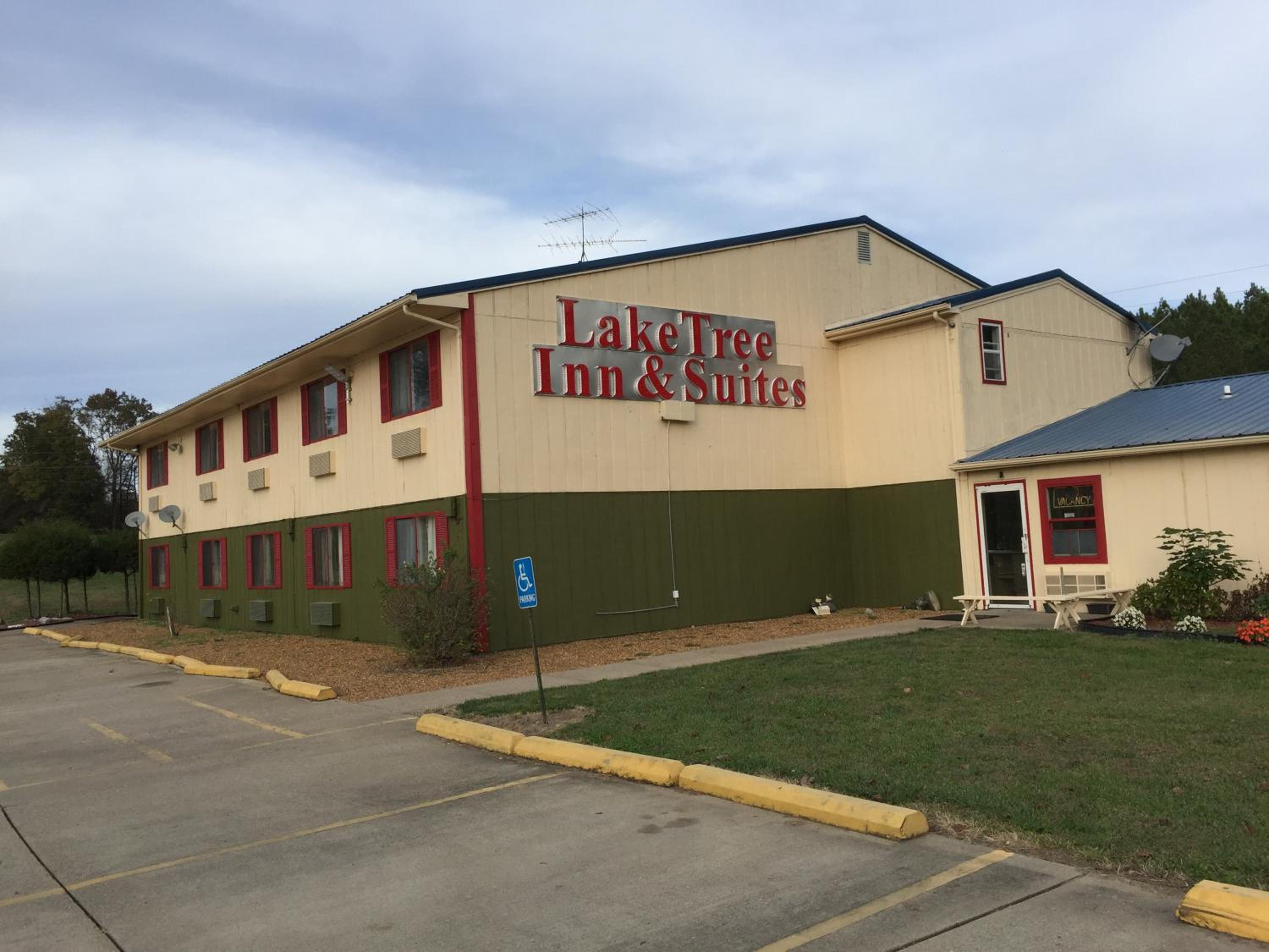 Marion Vacations - Lake Tree Inn  Suites - Property Image 3