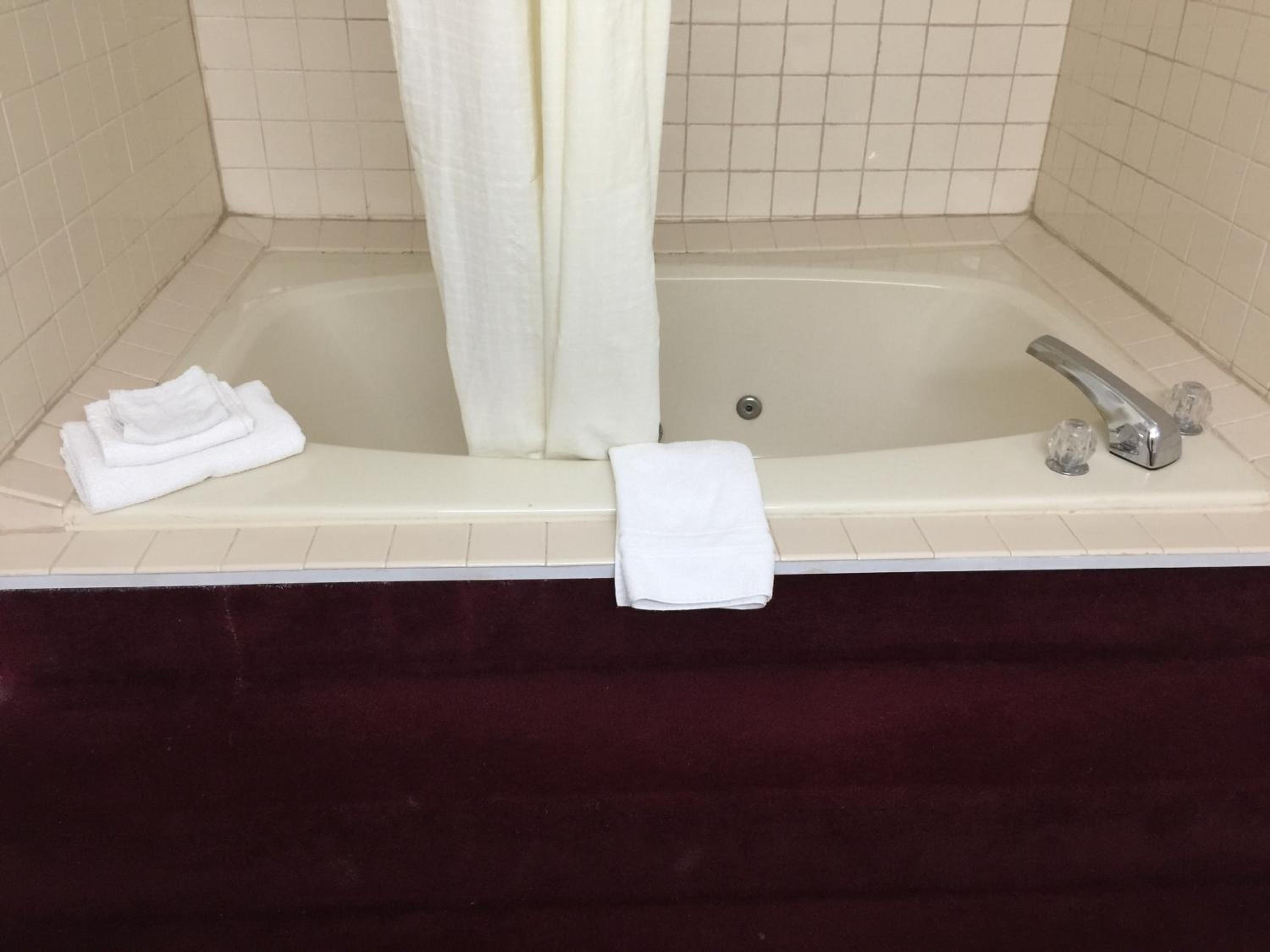 Marion Vacations - Lake Tree Inn Suites - Property Image 12