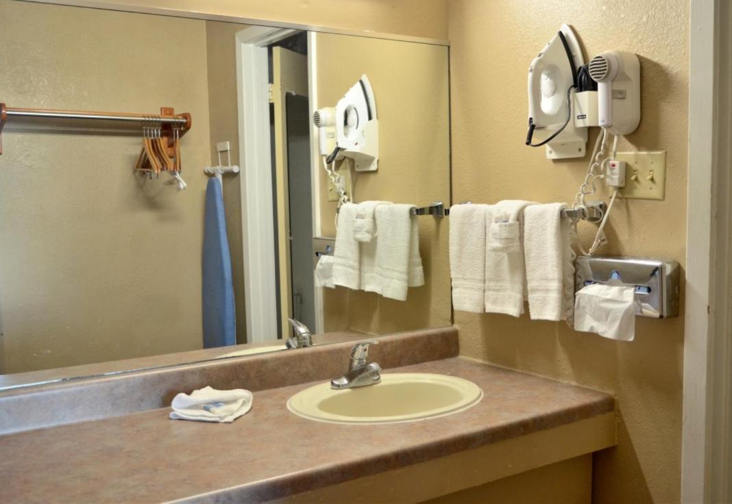 Stephenville Vacations - Americas Best Value Inn Crosstimbers - Property Image 6