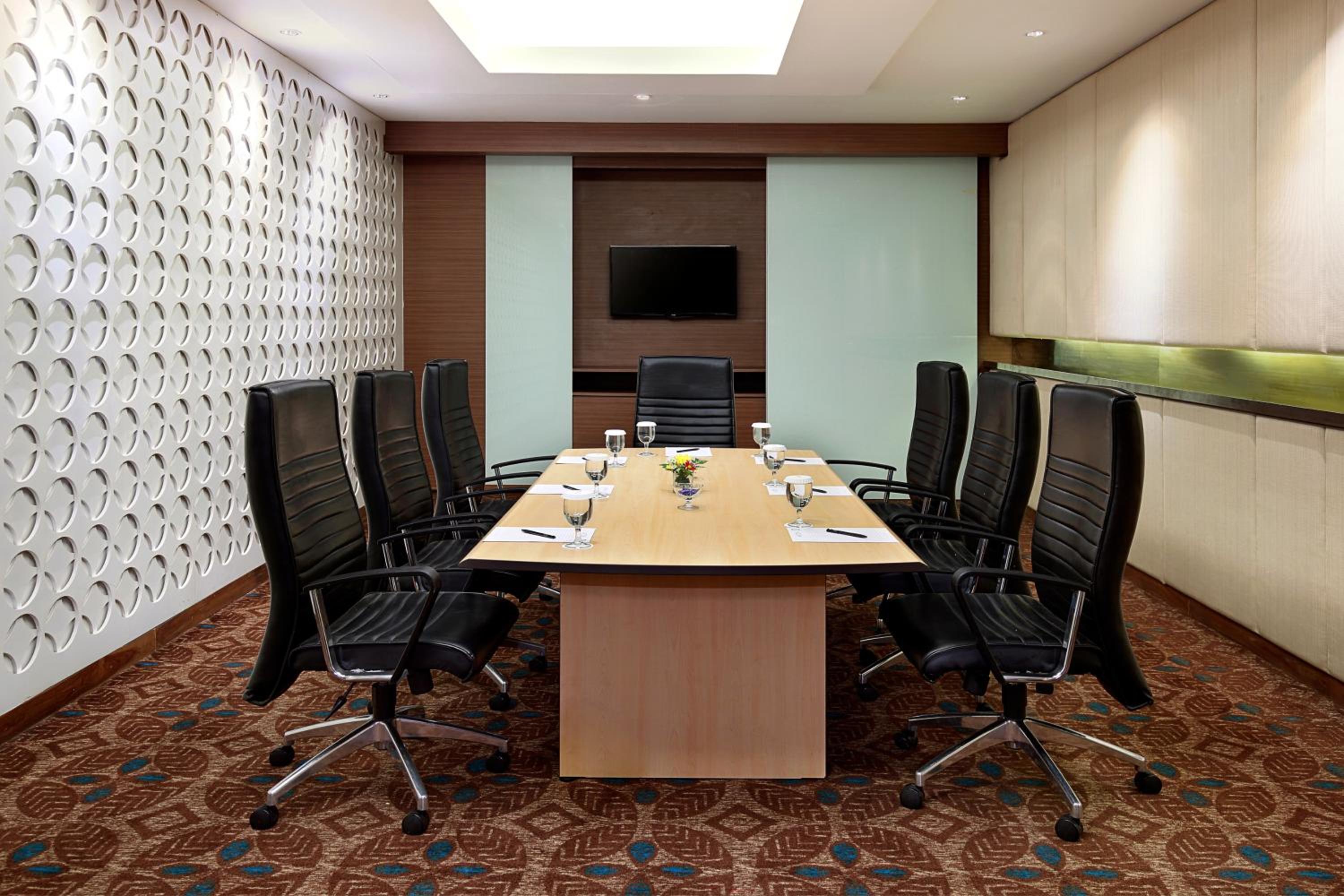 Solo Vacations - Aston Solo Hotel - Property Image 1