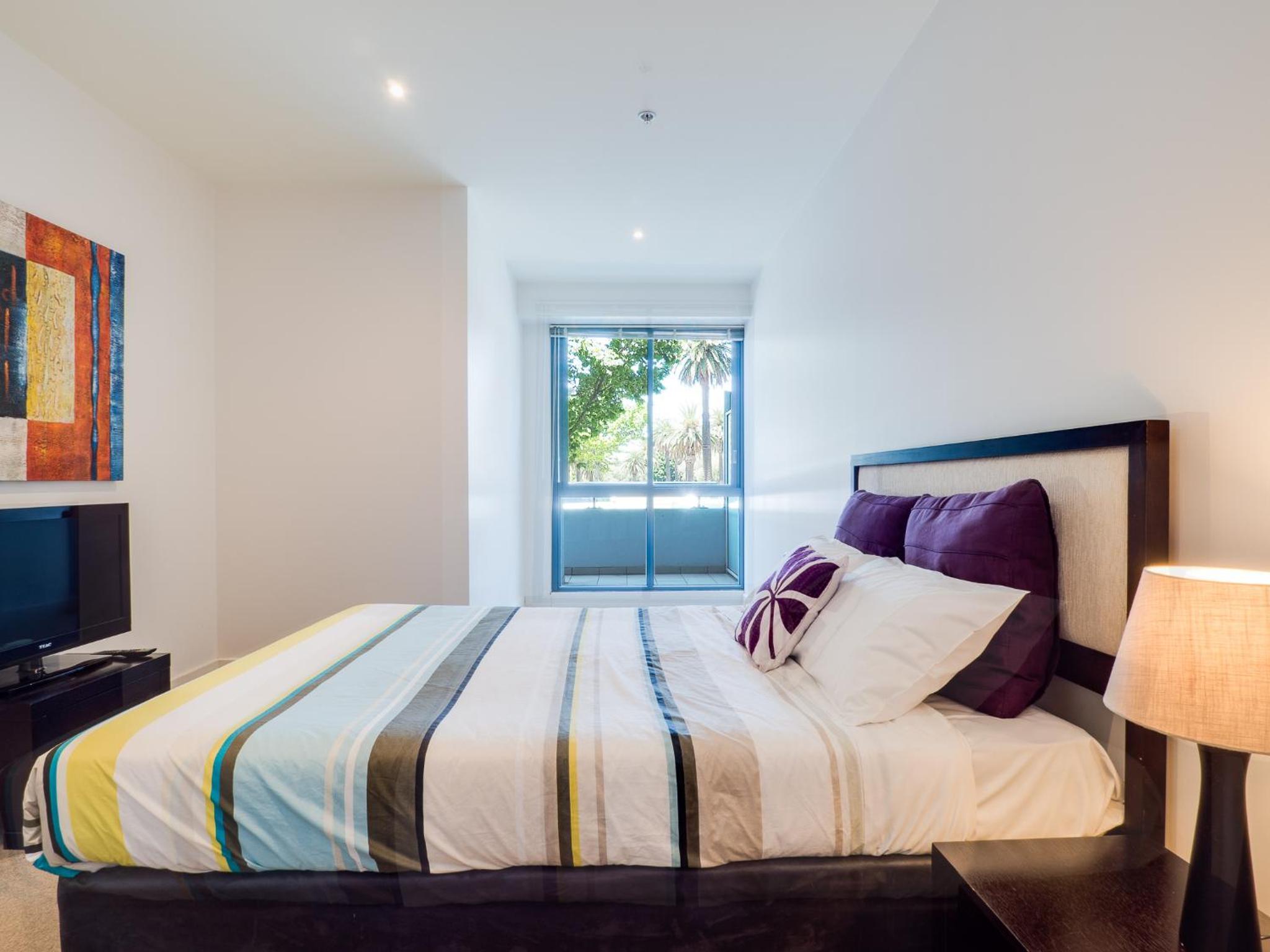 Waterfront (Yarra St) by Gold Star Stays, photo 19