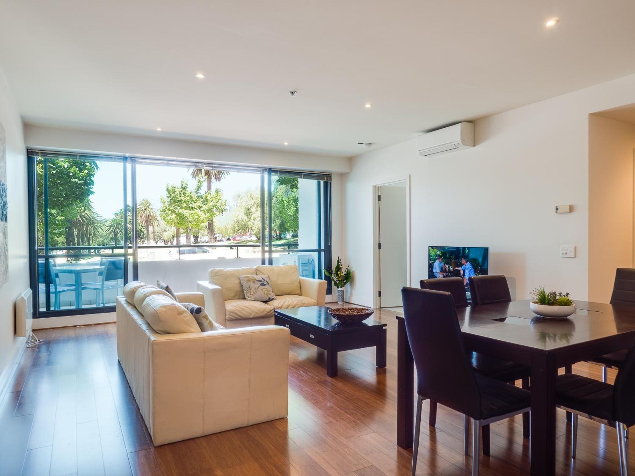Waterfront (Yarra St) by Gold Star Stays, photo 14
