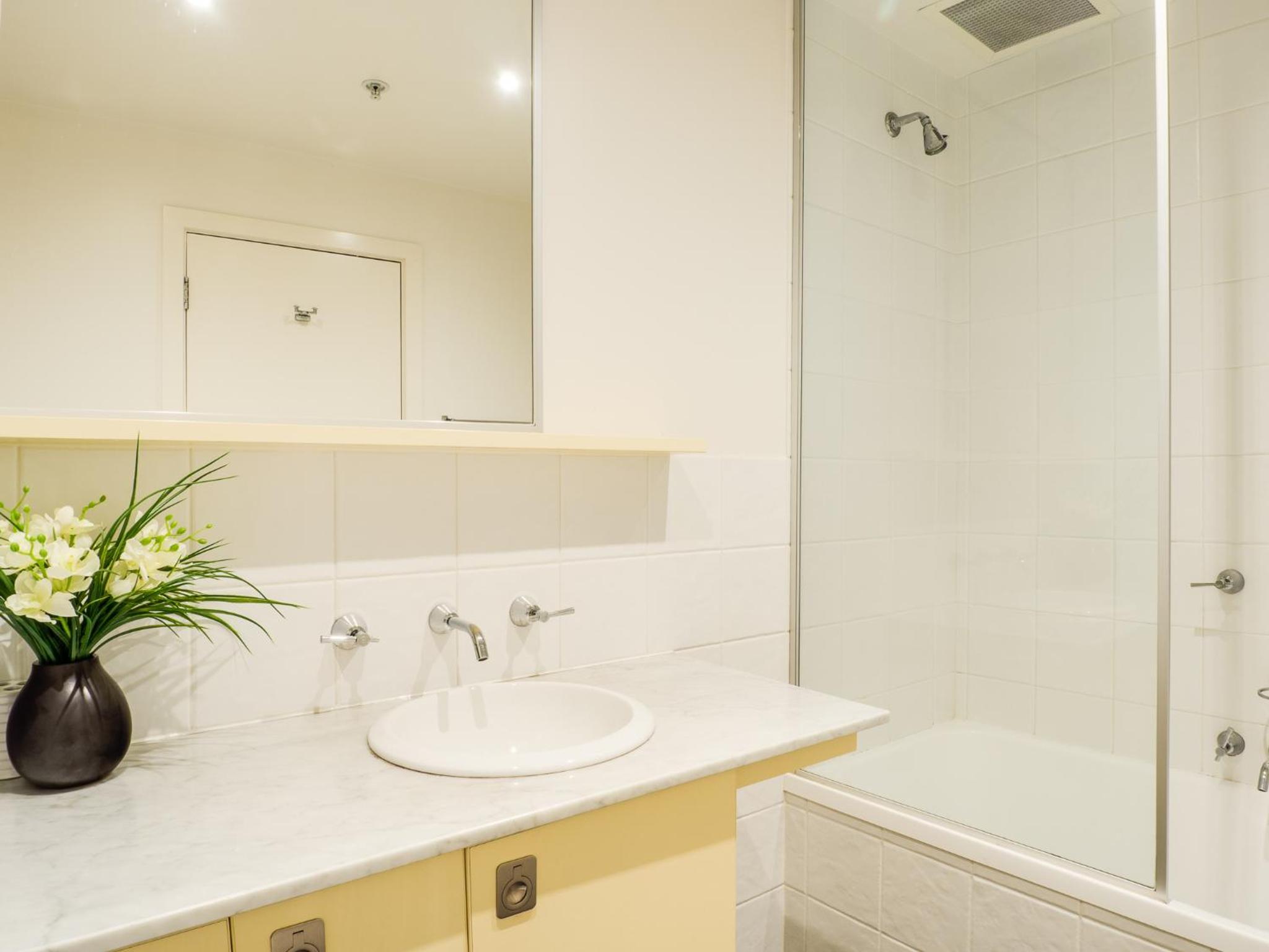 Waterfront (Yarra St) by Gold Star Stays, photo 20