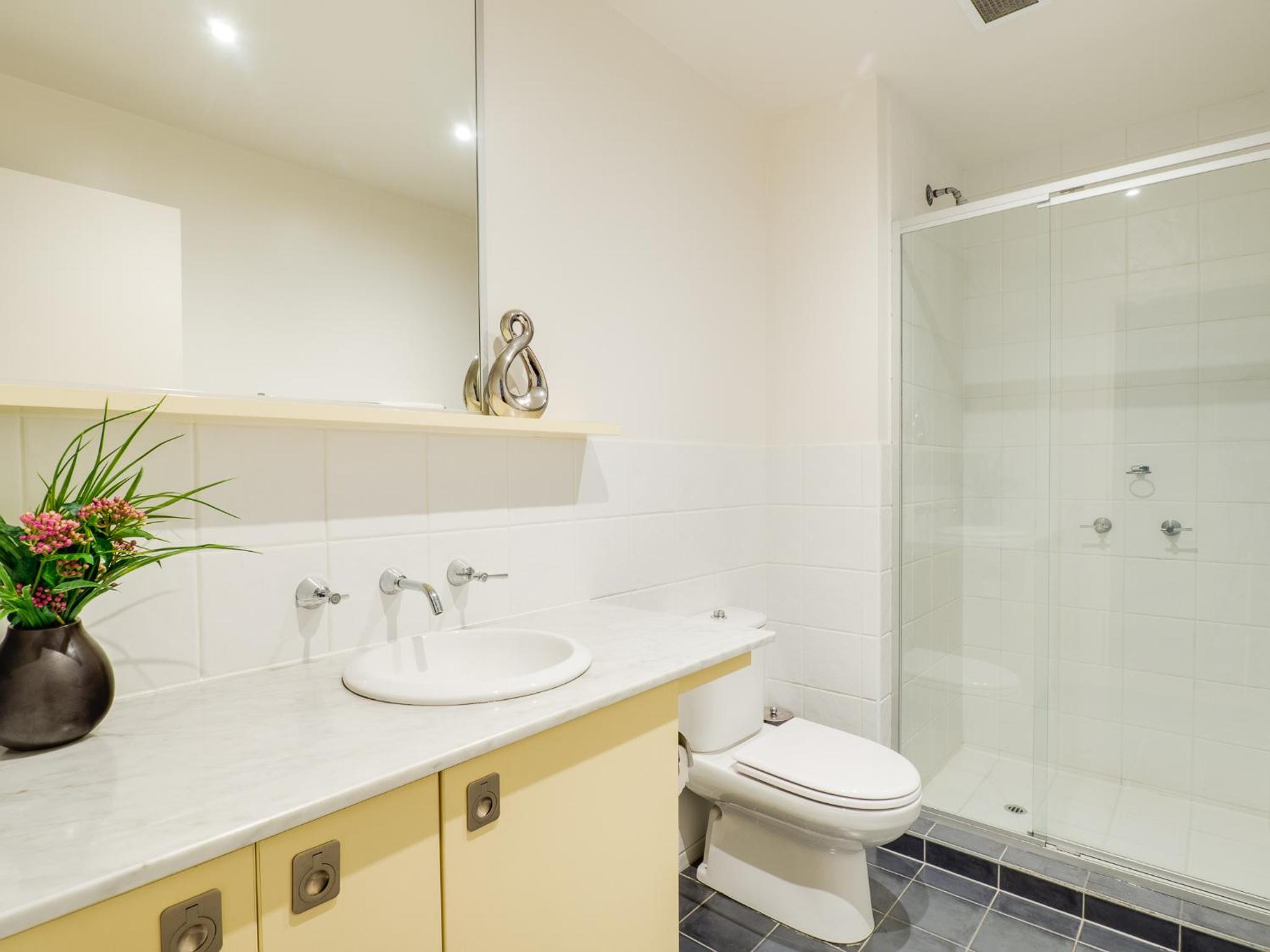 Waterfront (Yarra St) by Gold Star Stays, photo 16