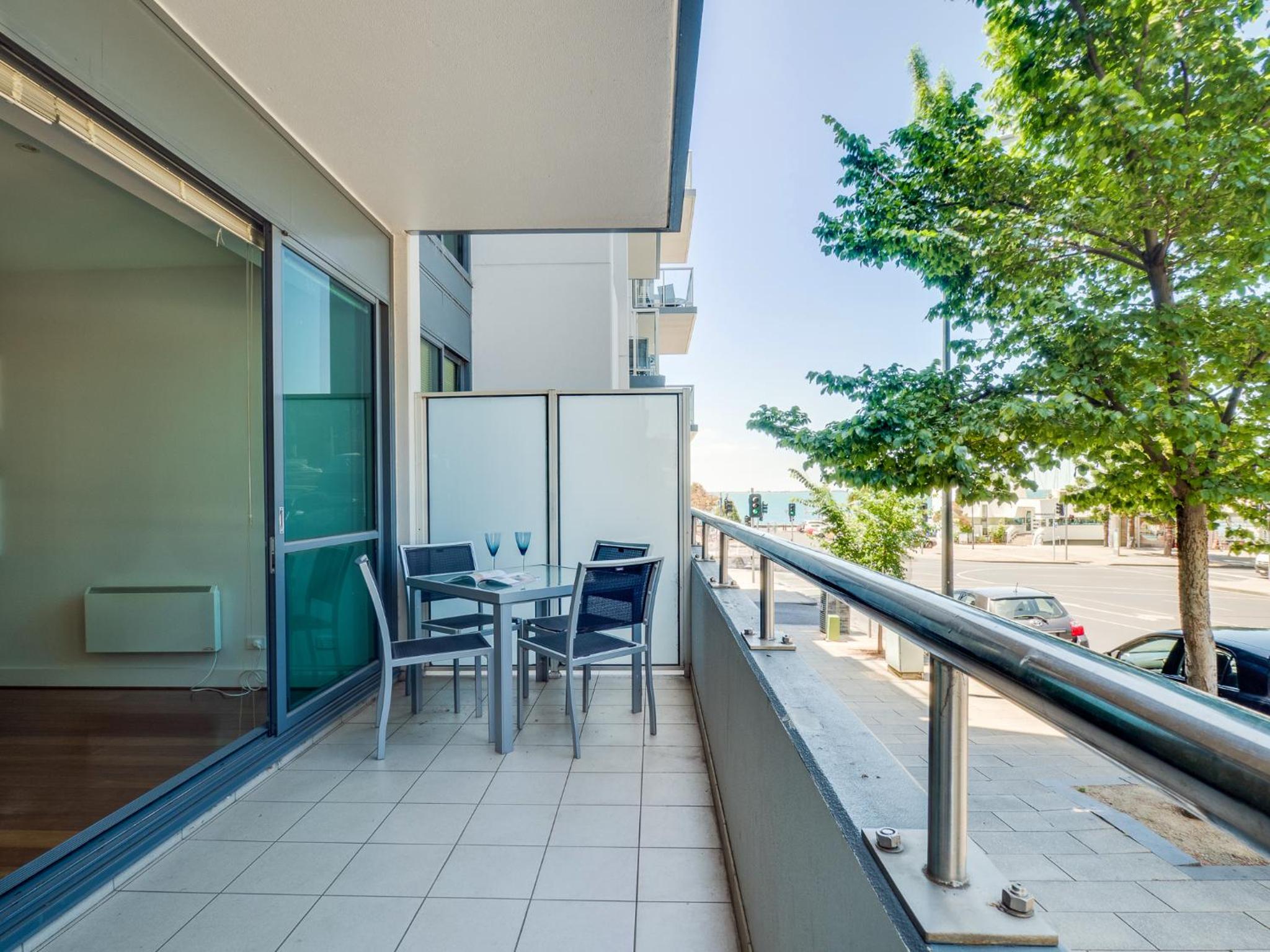 Waterfront (Yarra St) by Gold Star Stays