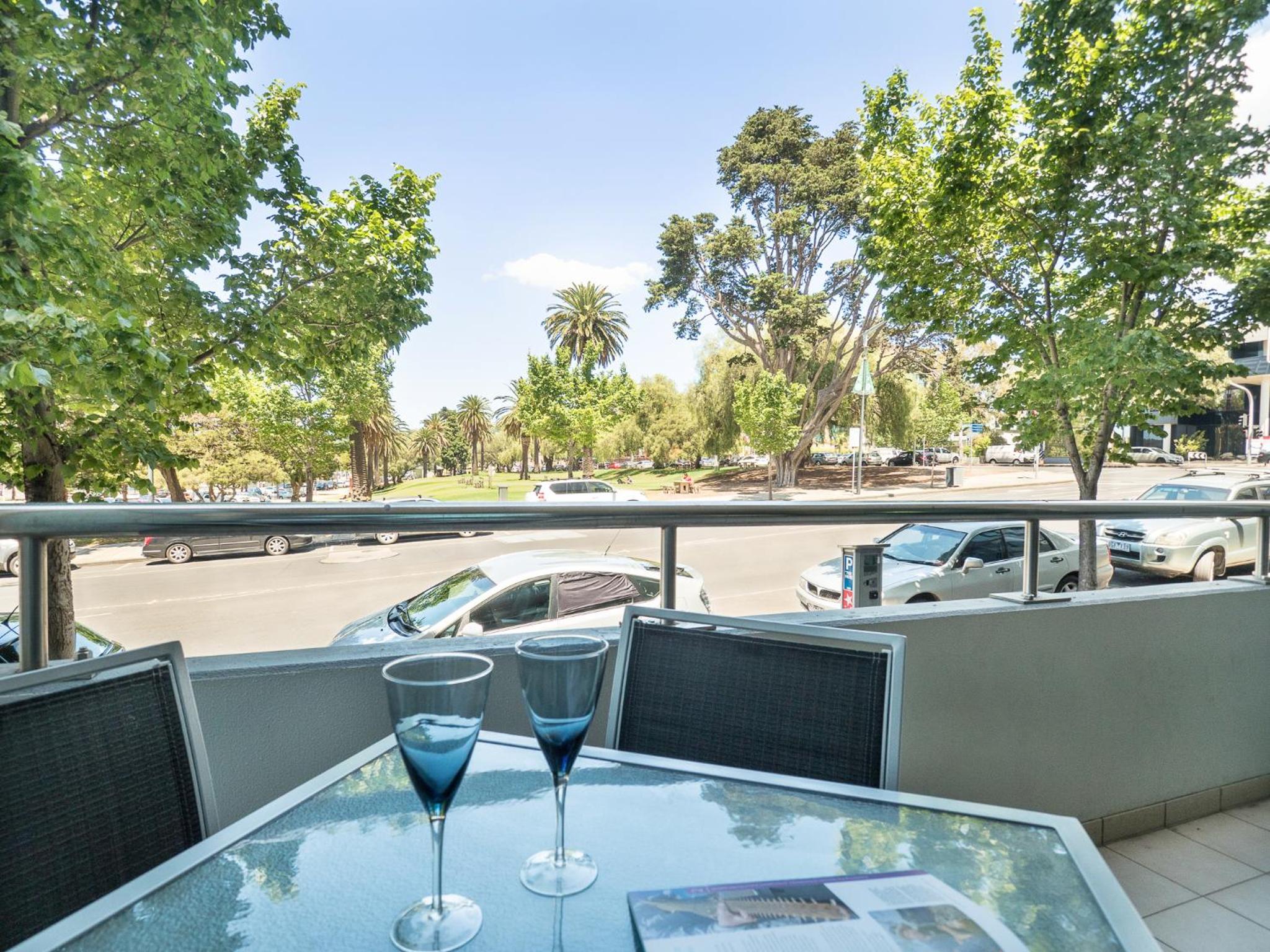 Waterfront (Yarra St) by Gold Star Stays, photo 15