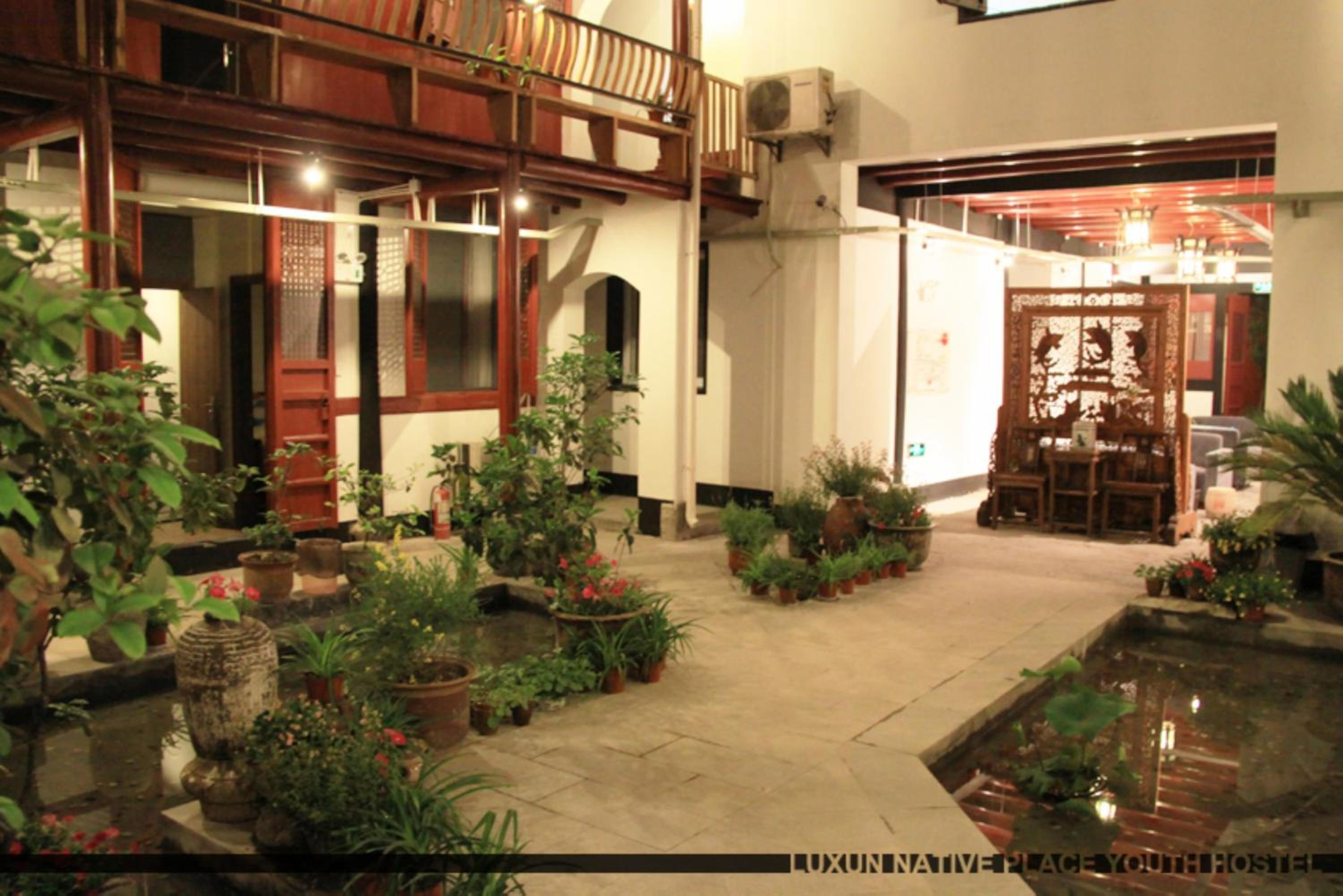 Shaoxing Vacations - Shaoxing Laotaimen Luxun Native Place Youth Hostel - Property Image 1