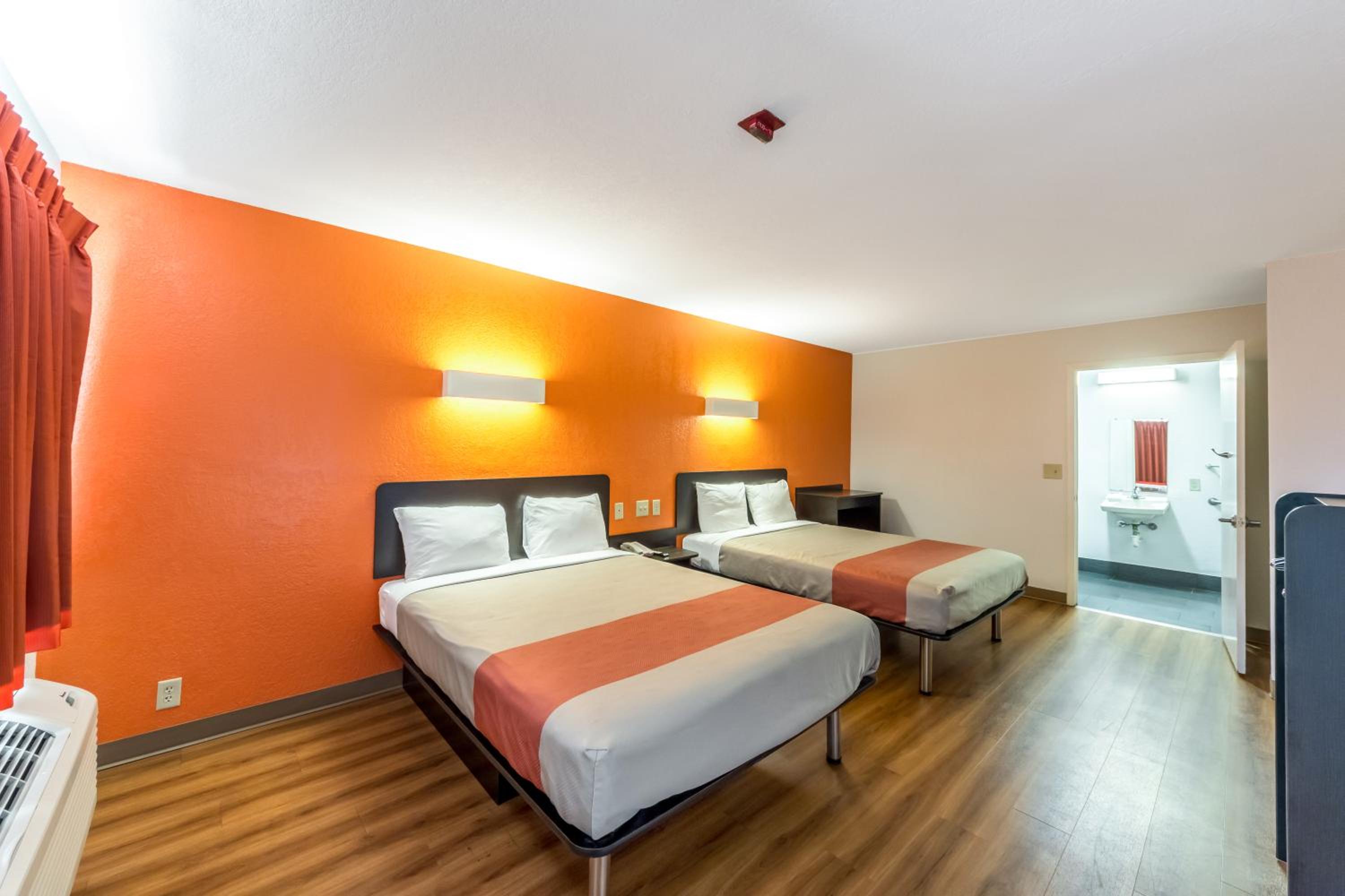 Motel 6-San Antonio, TX - South WW White Rd-2