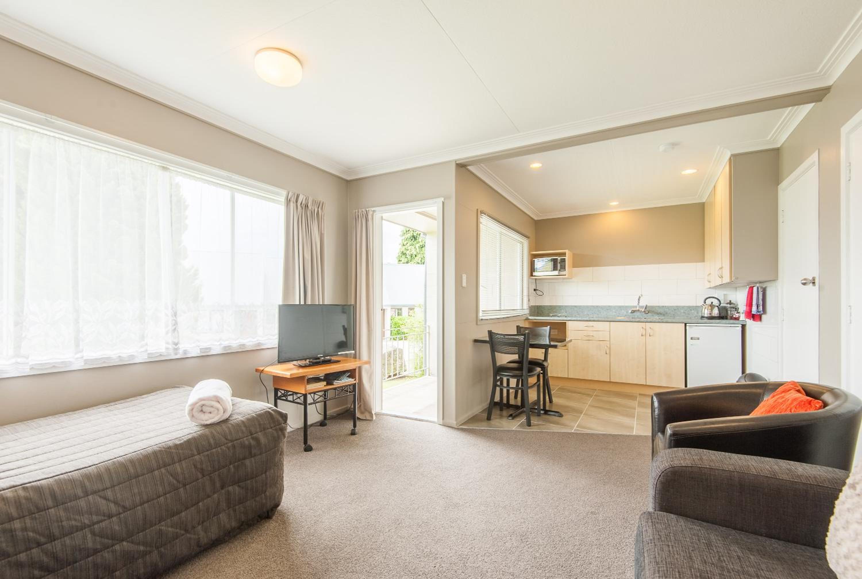 Manuka Crescent Motel