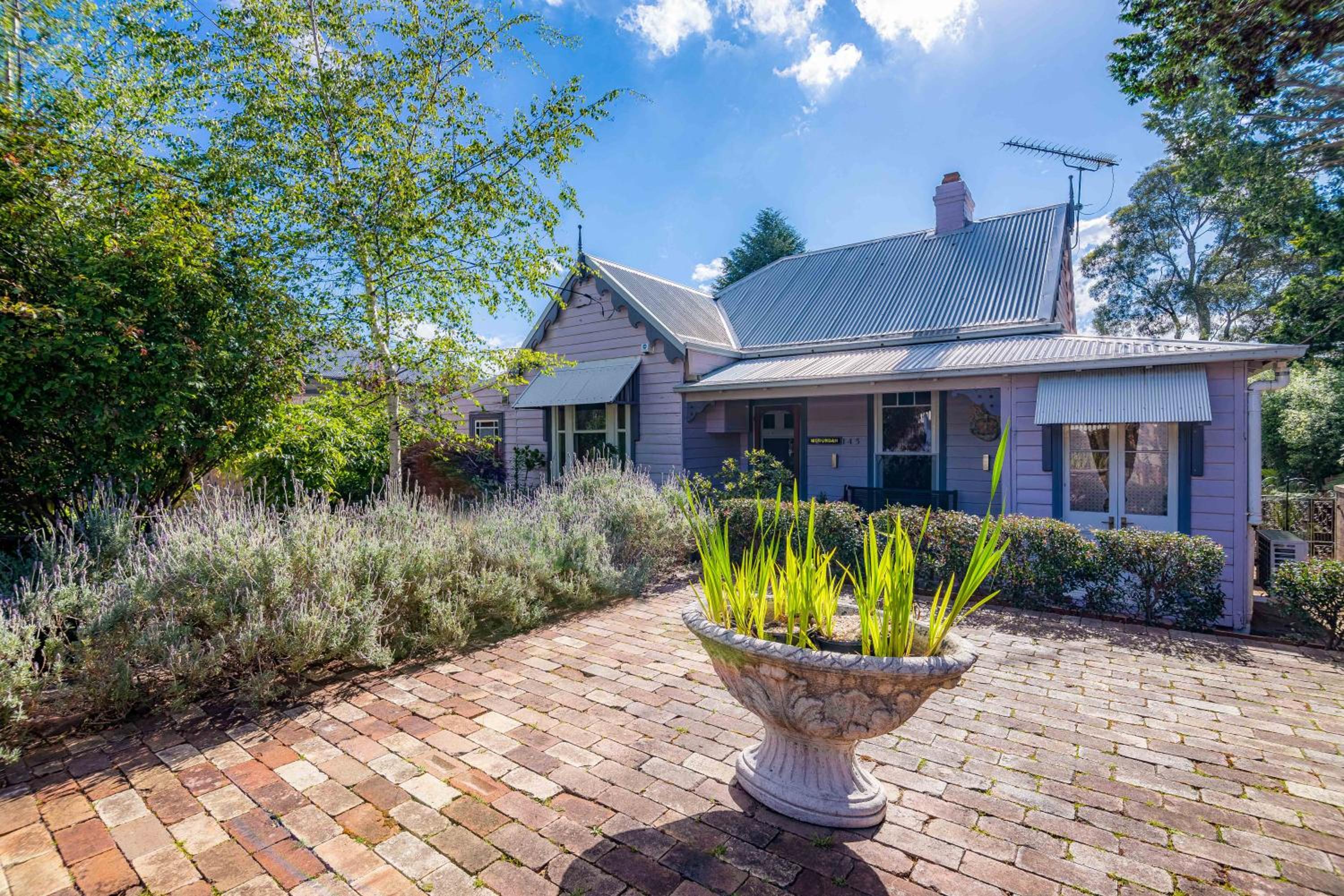 Hotel Chinoiserie - Image 1