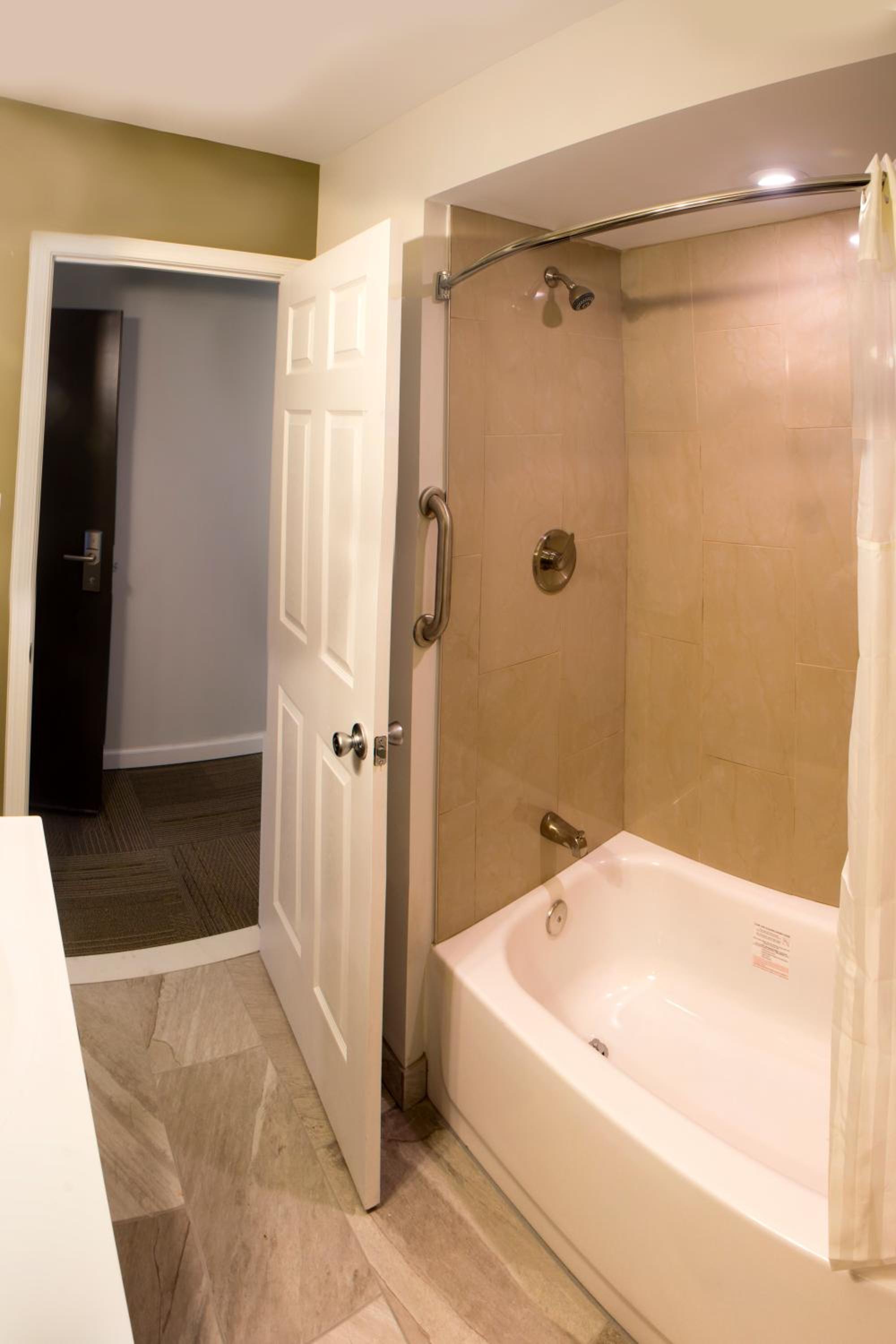 Philadelphia Vacations - Chateau Suites - Property Image 5