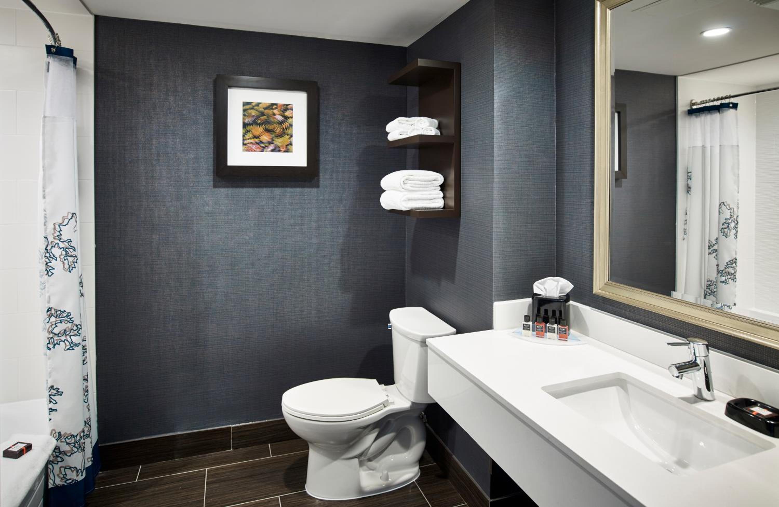 Toronto Vacations - Waterfront Hotel Downtown Burlington - Property Image 2