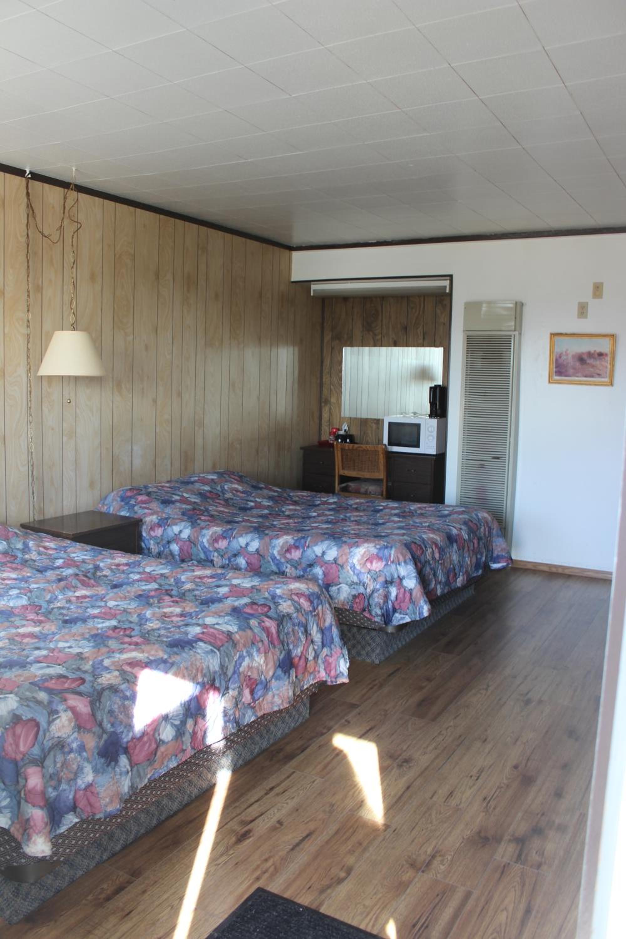 Raval Paradise Motel and RV Park
