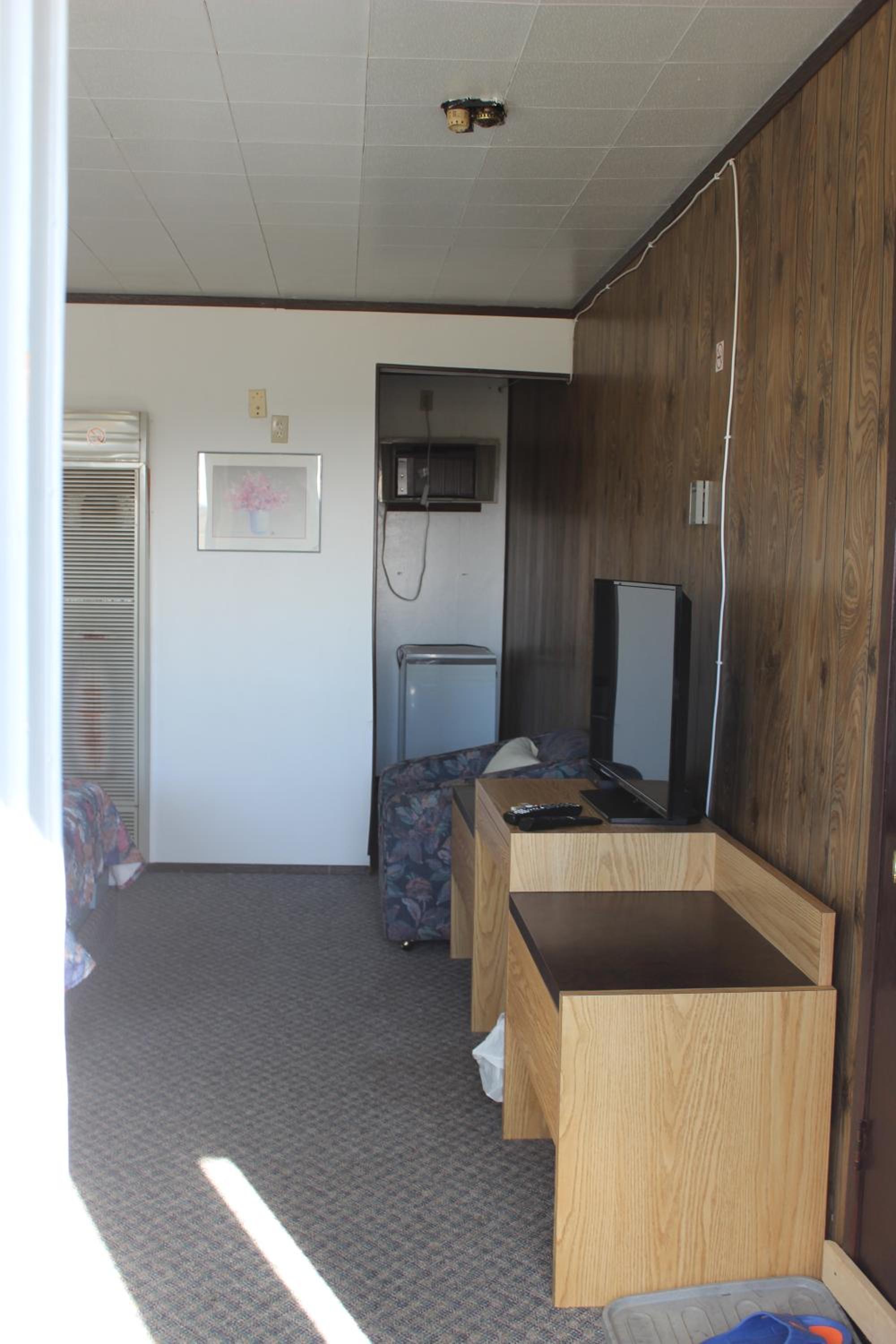 Raval Paradise Motel and RV Park