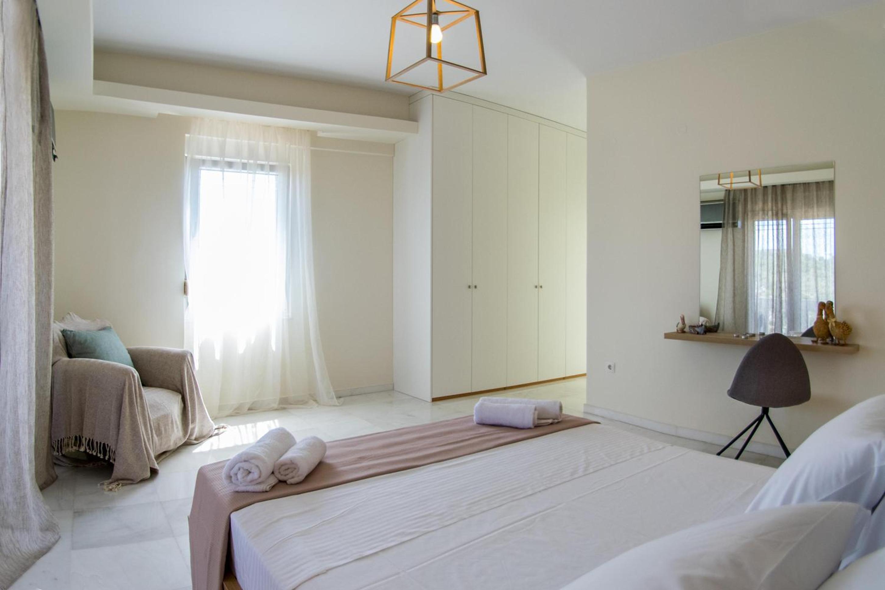 Infinity Villa with Pool, BBQ and Ping-Pong Table, 2km from the beach