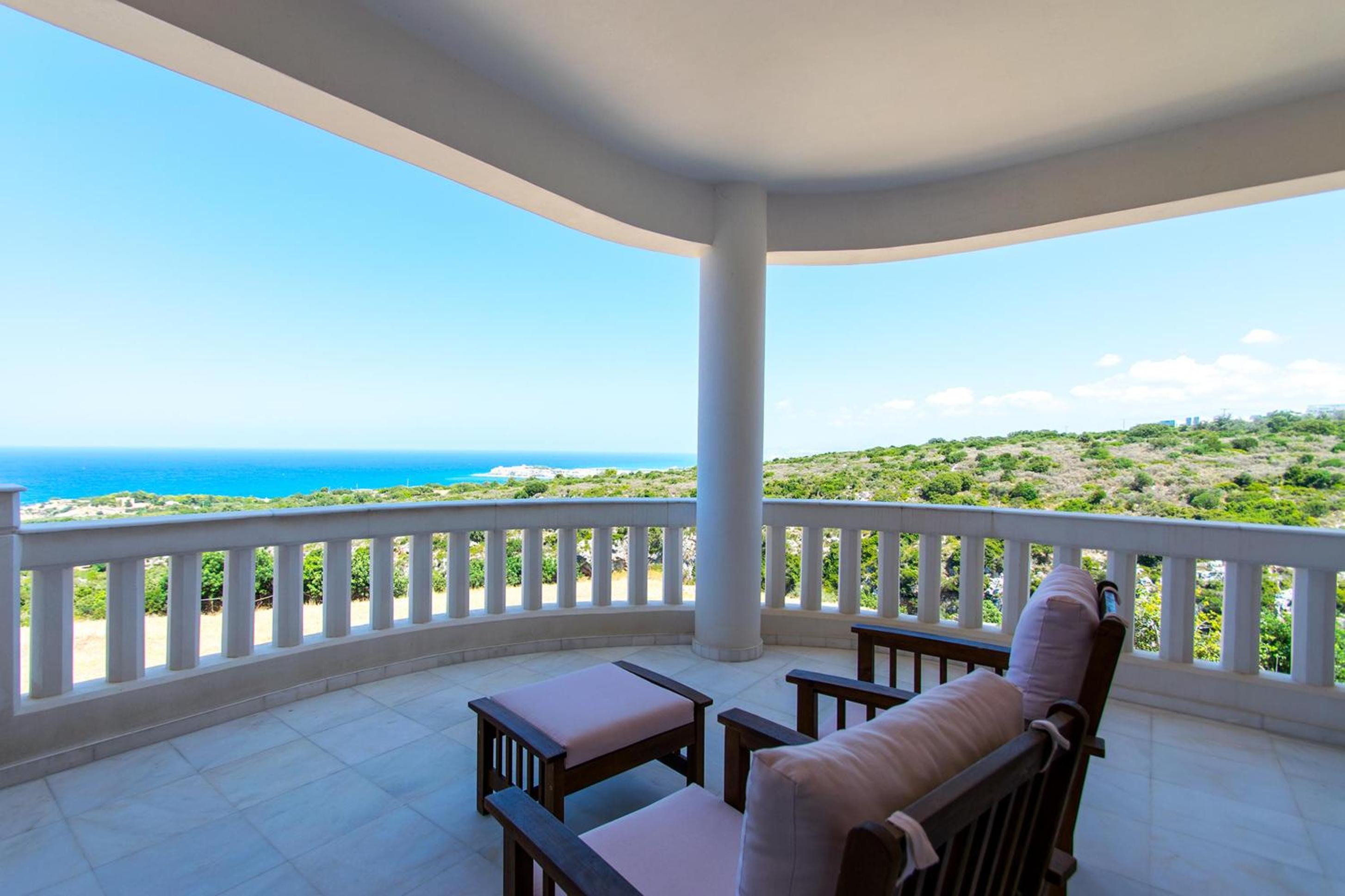 Infinity Villa with Pool, BBQ and Ping-Pong Table, 2km from the beach