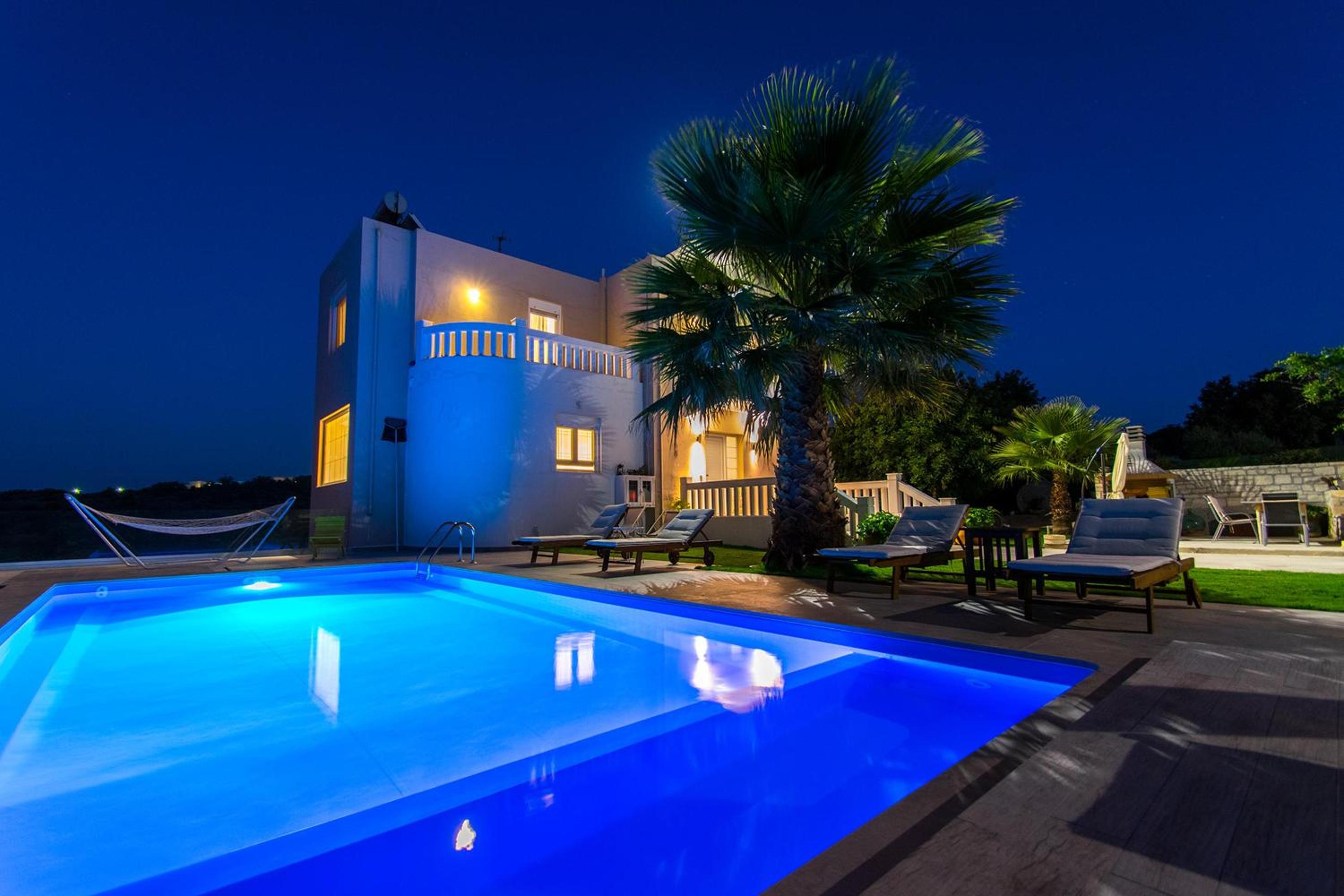 Infinity Villa with Pool, BBQ and Ping-Pong Table, 2km from the beach