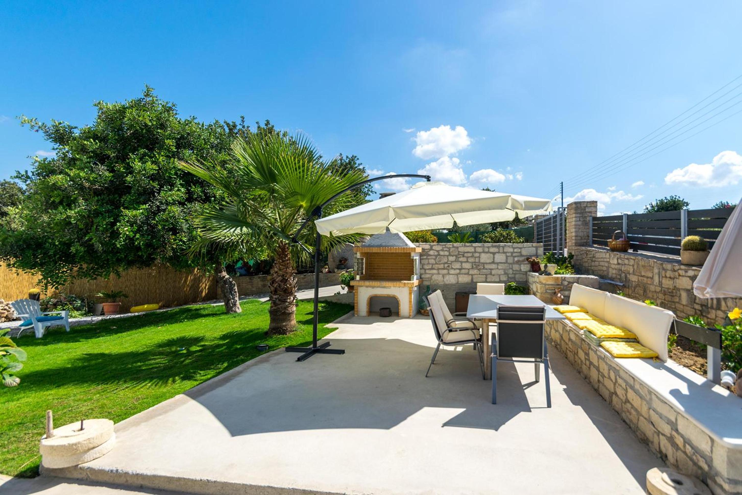 Infinity Villa with Pool, BBQ and Ping-Pong Table, 2km from the beach