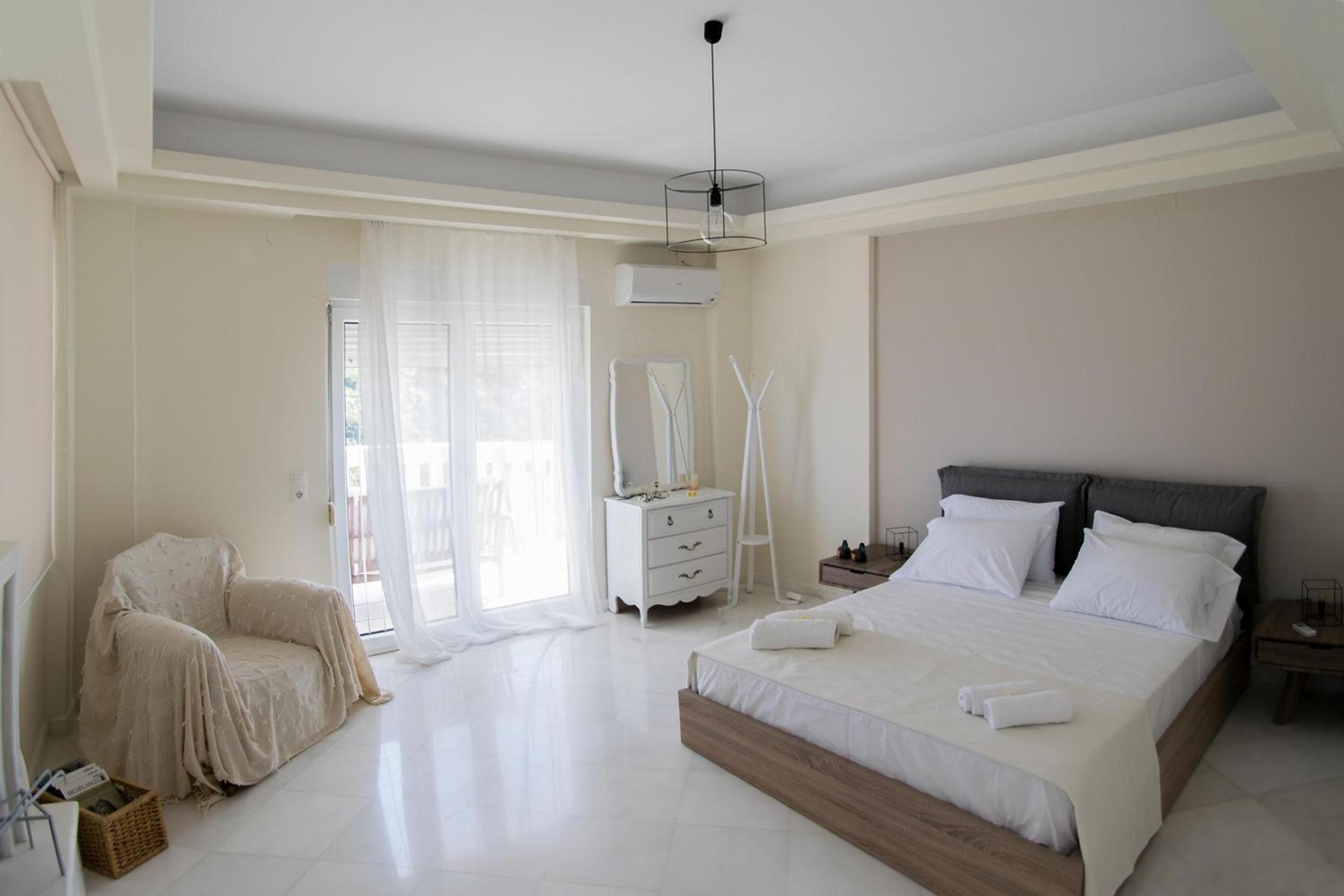 Infinity Villa with Pool, BBQ and Ping-Pong Table, 2km from the beach