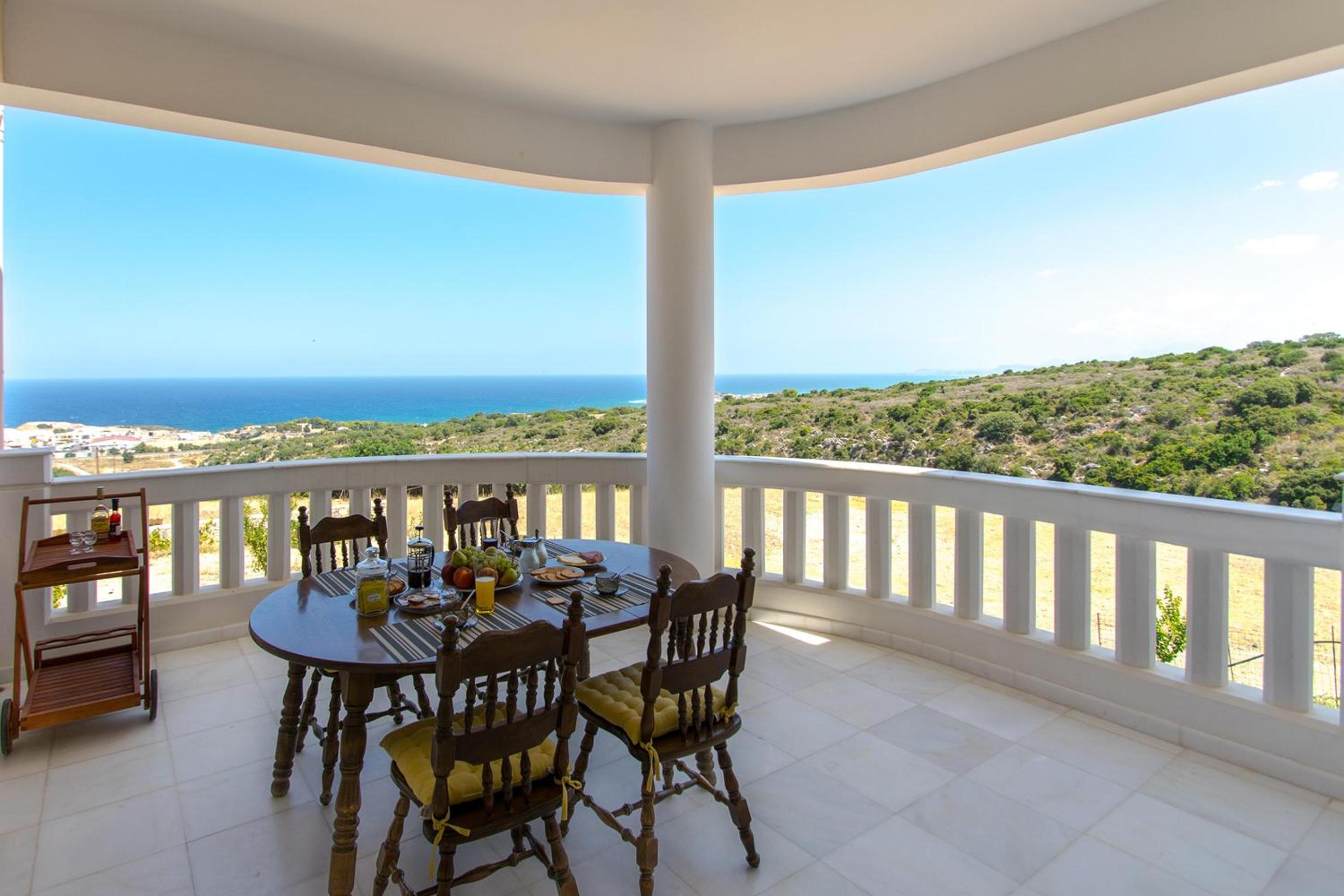 Infinity Villa with Pool, BBQ and Ping-Pong Table, 2km from the beach