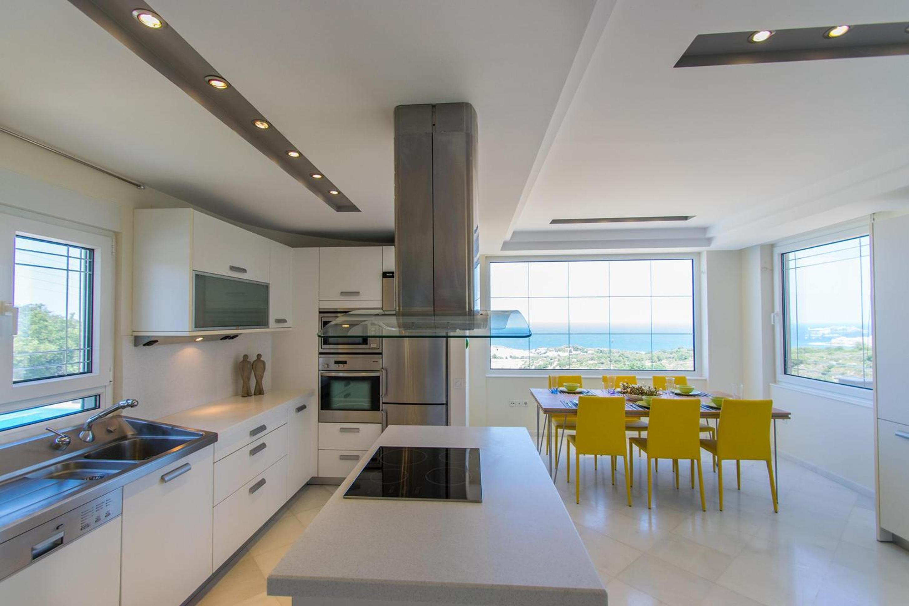 Infinity Villa with Pool, BBQ and Ping-Pong Table, 2km from the beach