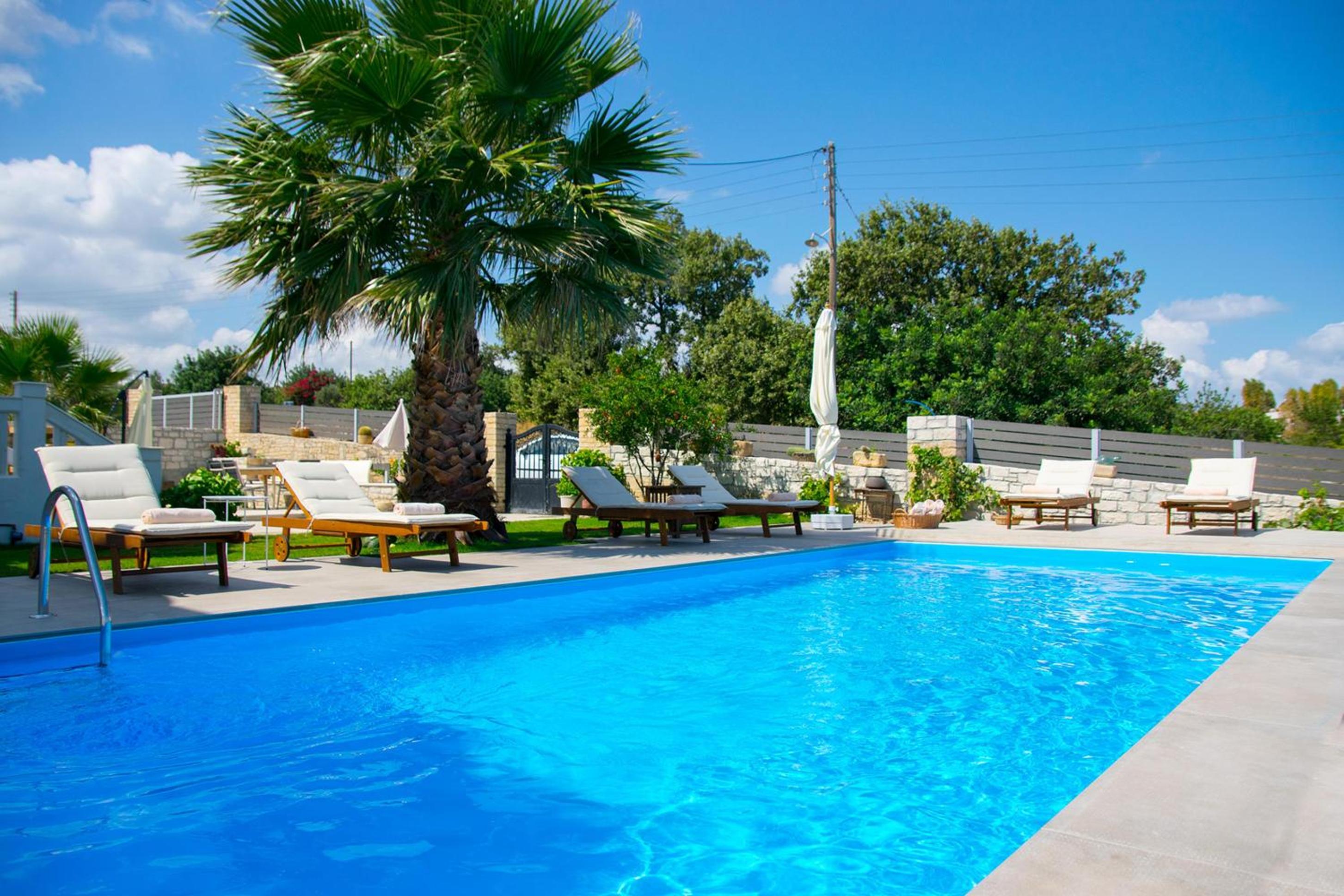 Infinity Villa with Pool, BBQ and Ping-Pong Table, 2km from the beach