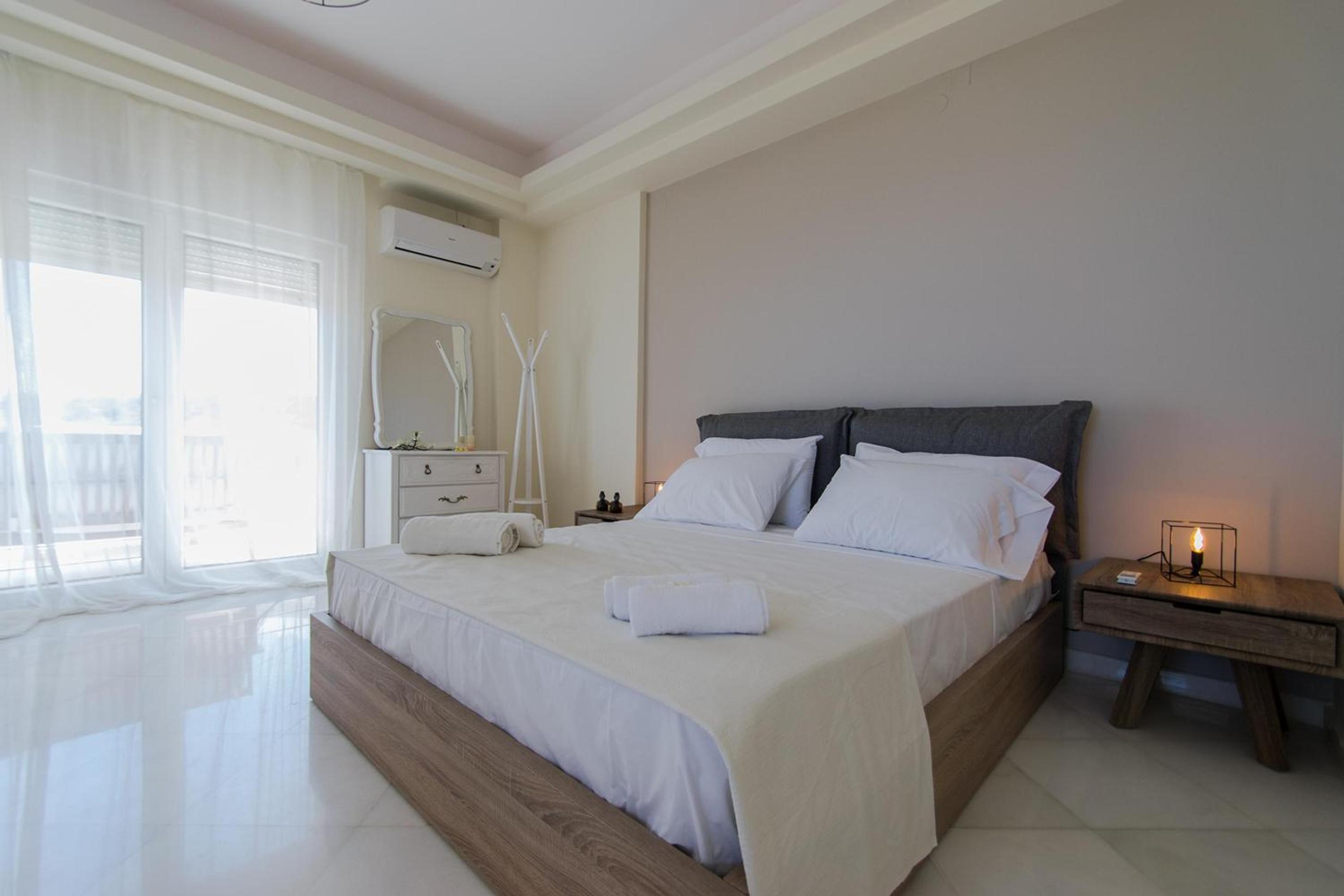 Infinity Villa with Pool, BBQ and Ping-Pong Table, 2km from the beach