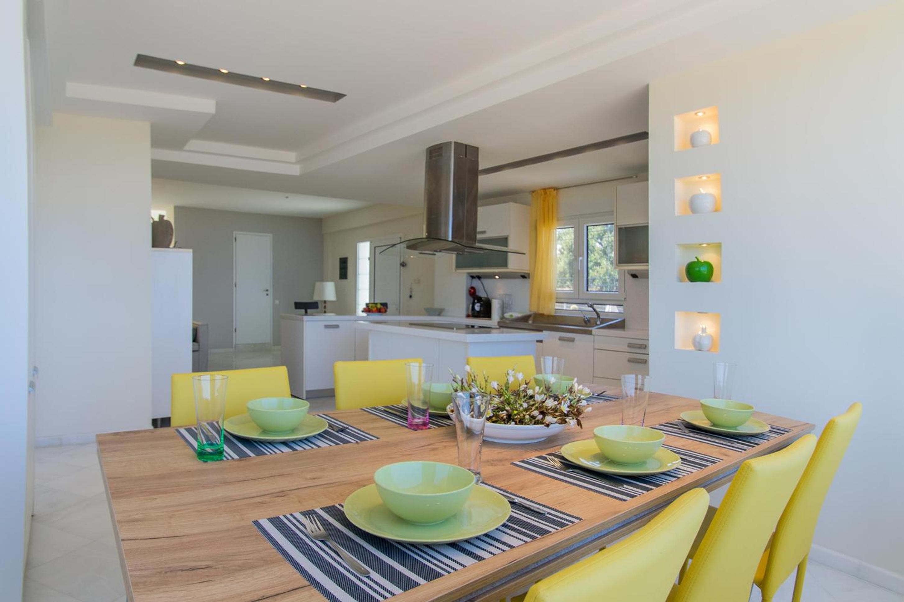 Infinity Villa with Pool, BBQ and Ping-Pong Table, 2km from the beach