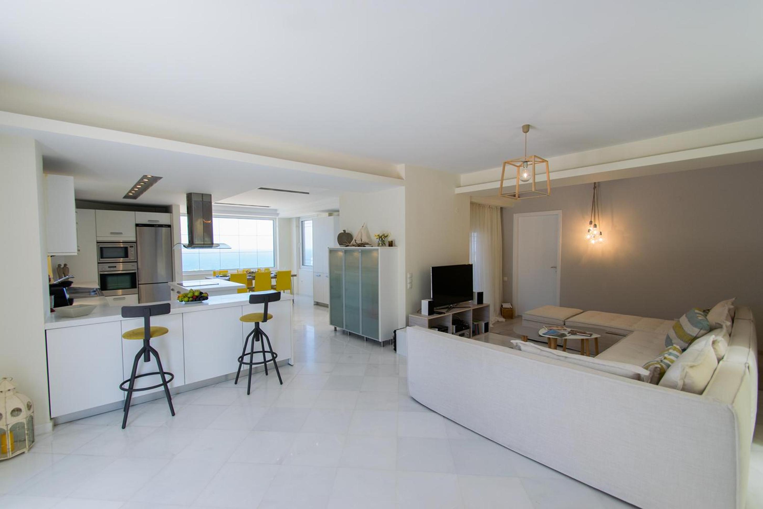 Infinity Villa with Pool, BBQ and Ping-Pong Table, 2km from the beach