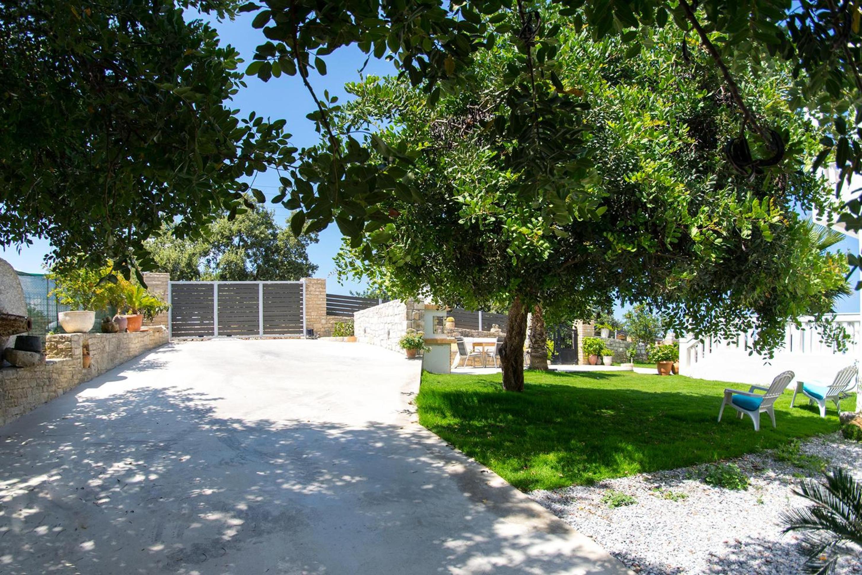 Infinity Villa with Pool, BBQ and Ping-Pong Table, 2km from the beach