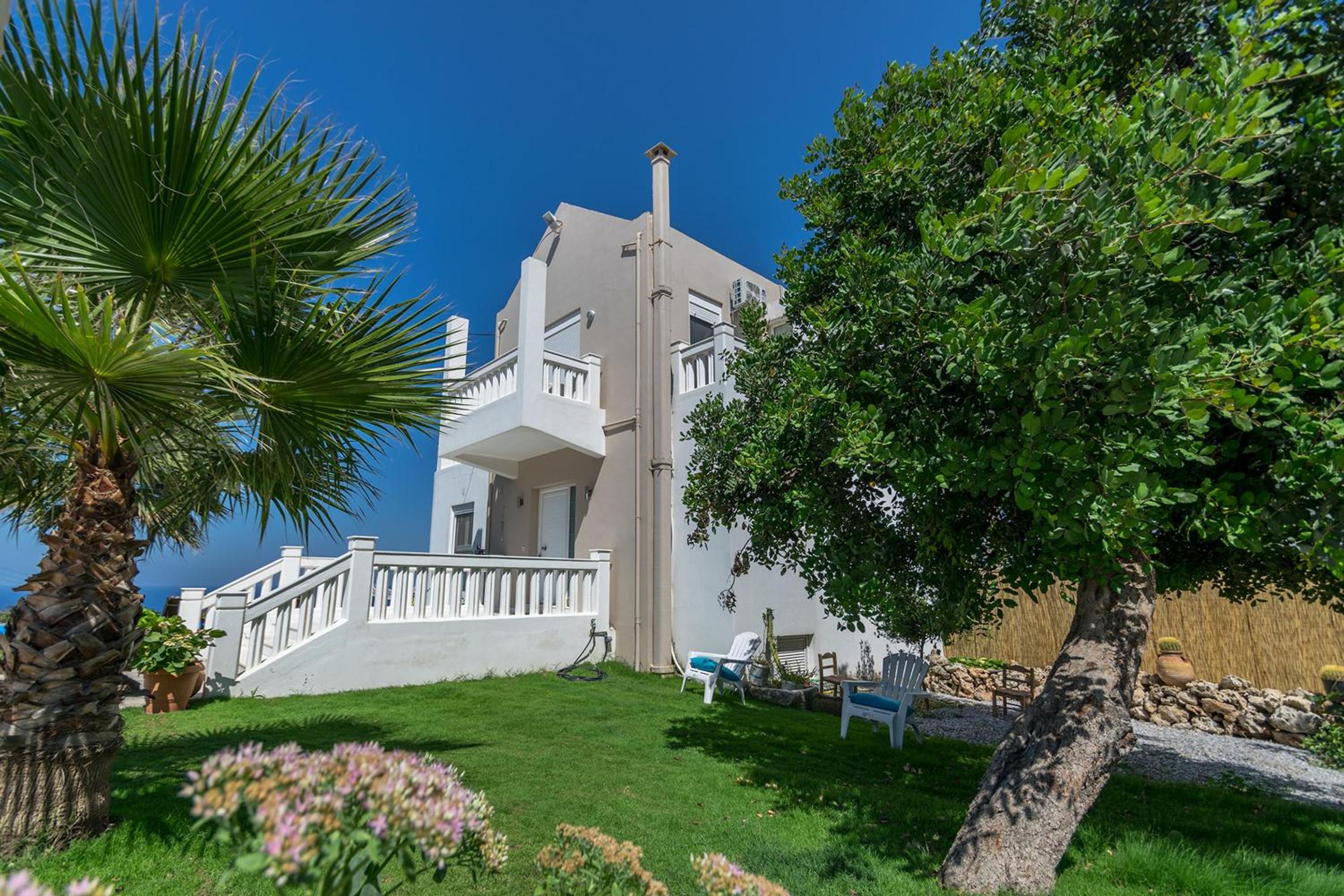 Infinity Villa with Pool, BBQ and Ping-Pong Table, 2km from the beach