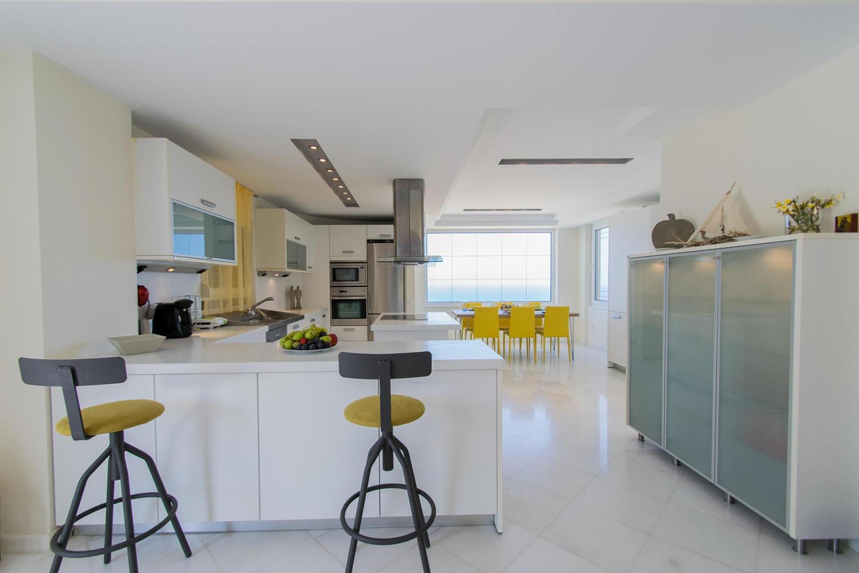 Infinity Villa with Pool, BBQ and Ping-Pong Table, 2km from the beach
