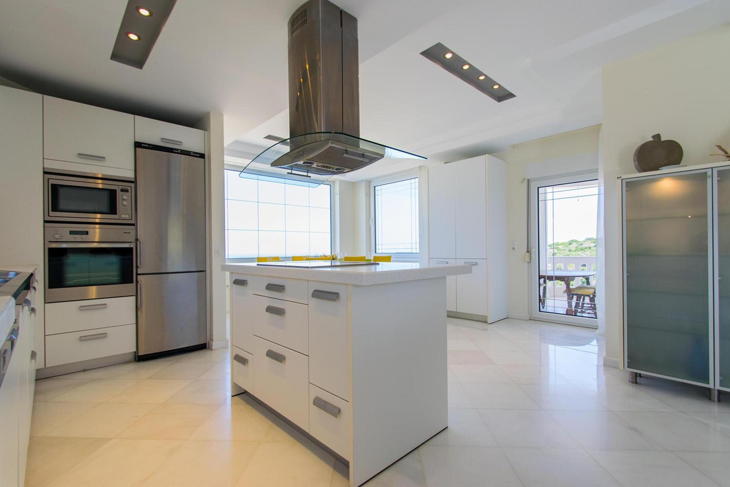 Infinity Villa with Pool, BBQ and Ping-Pong Table, 2km from the beach