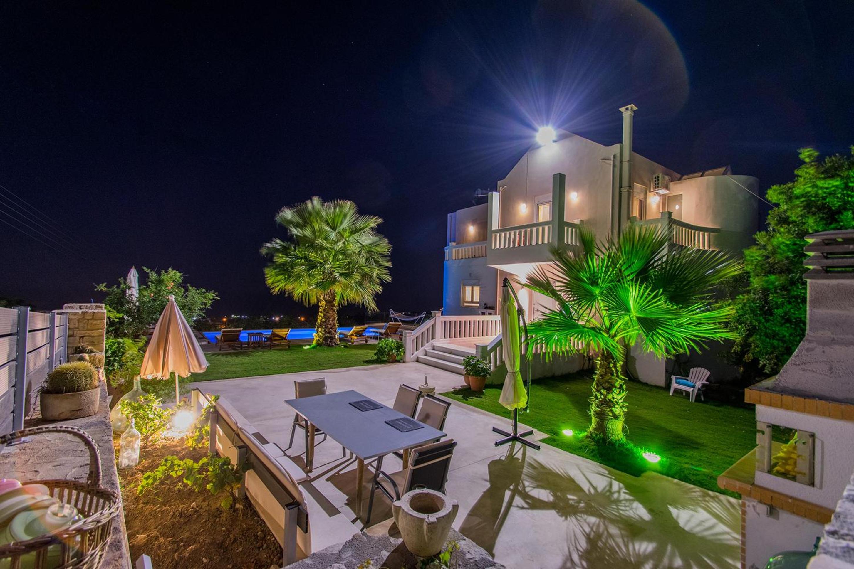 Infinity Villa with Pool, BBQ and Ping-Pong Table, 2km from the beach