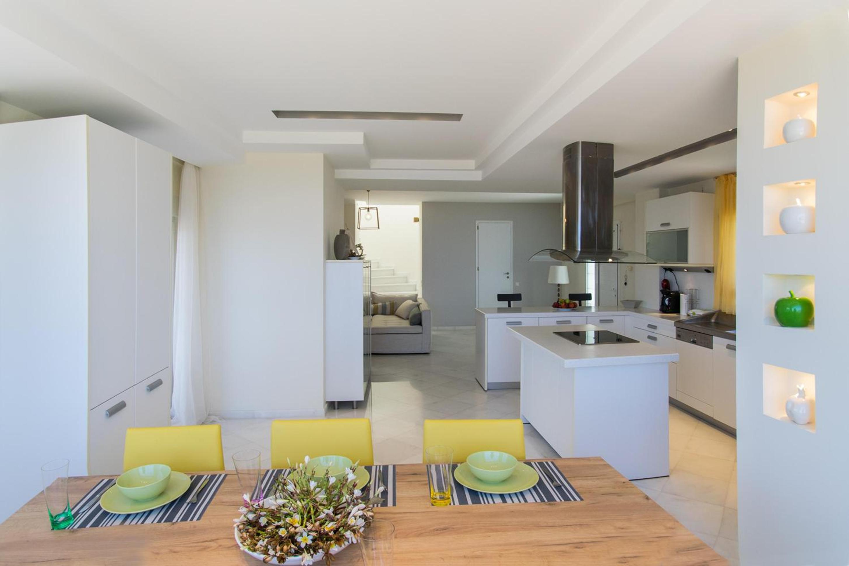 Infinity Villa with Pool, BBQ and Ping-Pong Table, 2km from the beach