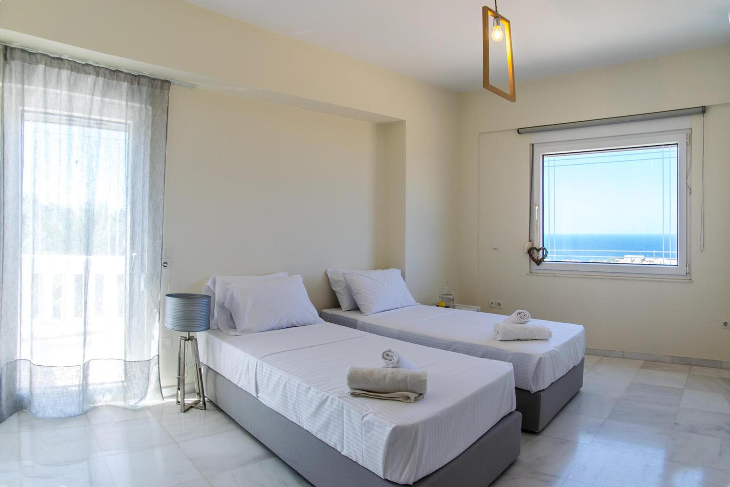 Infinity Villa with Pool, BBQ and Ping-Pong Table, 2km from the beach