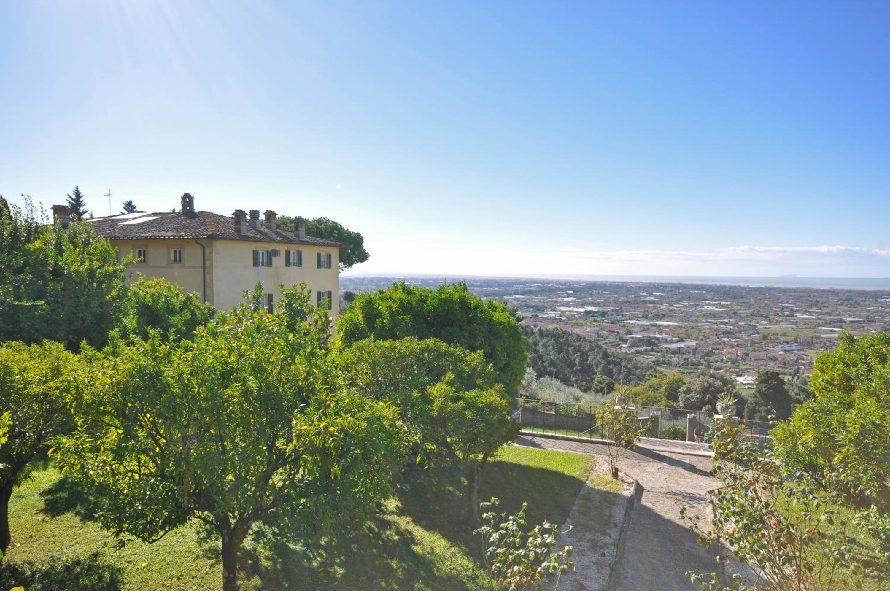 Villa Camaiore by PosarelliVillas