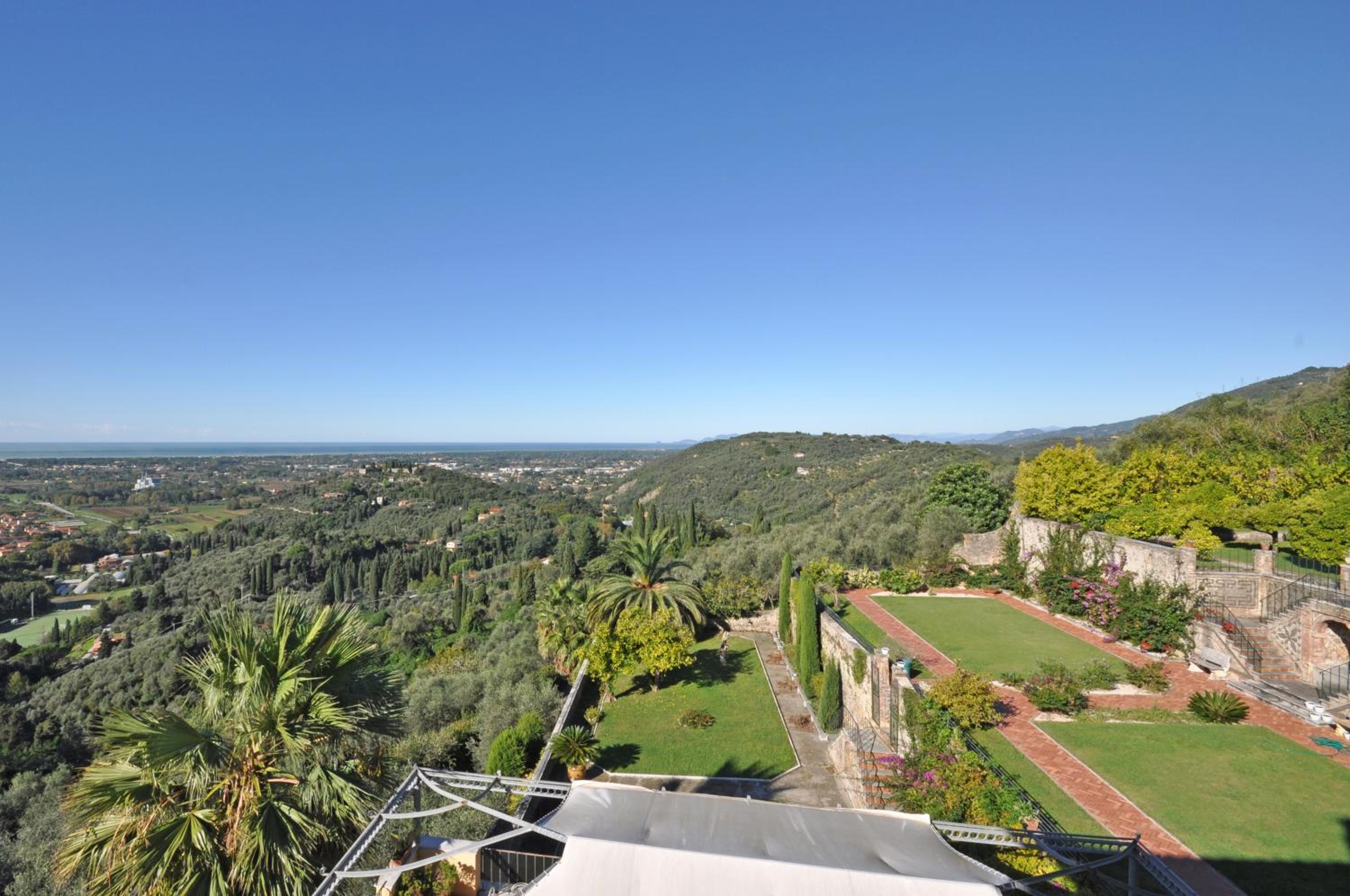 Villa Camaiore by PosarelliVillas