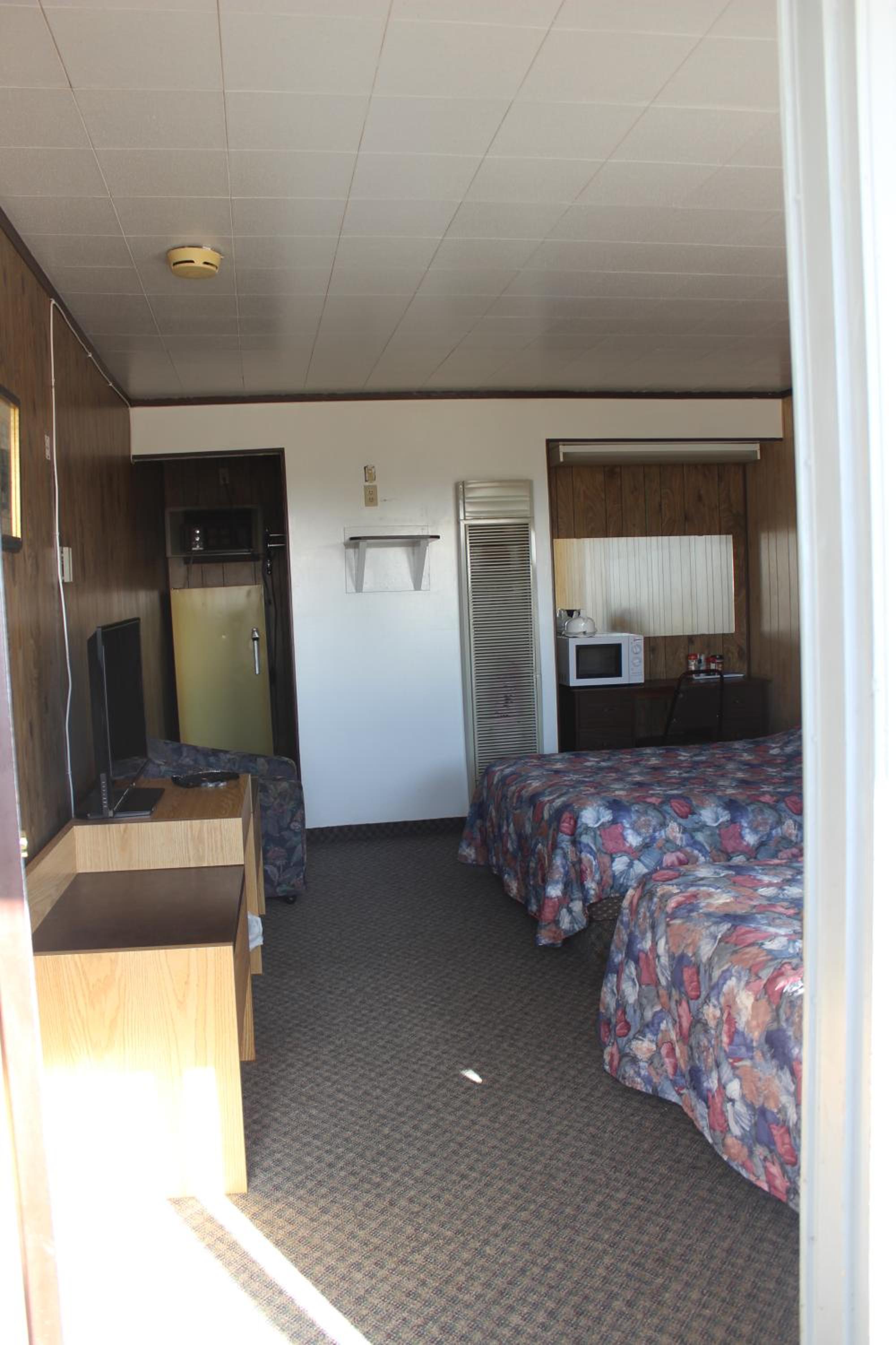 Raval Paradise Motel and RV Park