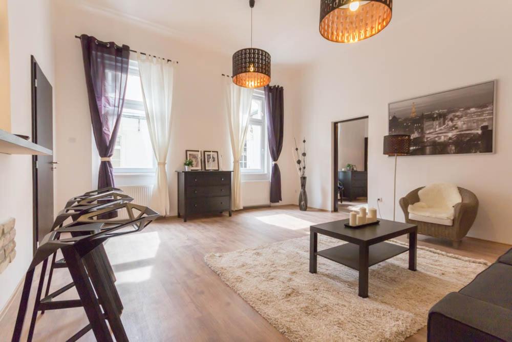 Luxury Apartment by Hi5-Városház Suite view 3