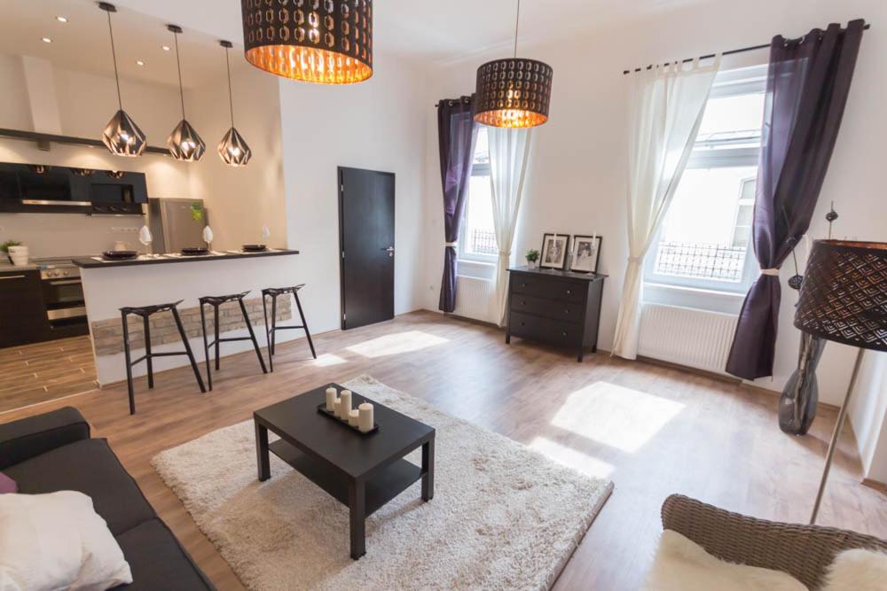 Luxury Apartment by Hi5-Városház Suite view 2
