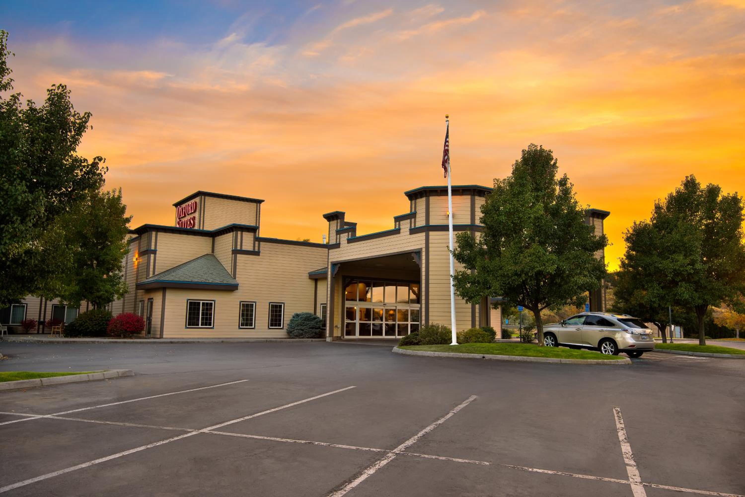 Pendleton Vacations - Oxford Suites Pendleton - Property Image 1