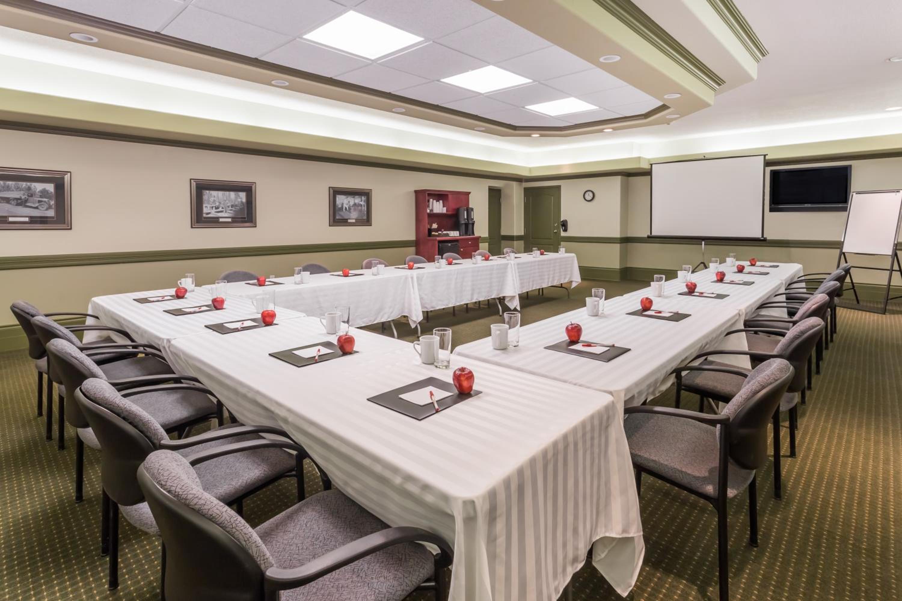 Hinton Vacations - Ramada by Wyndham Hinton - Property Image 6