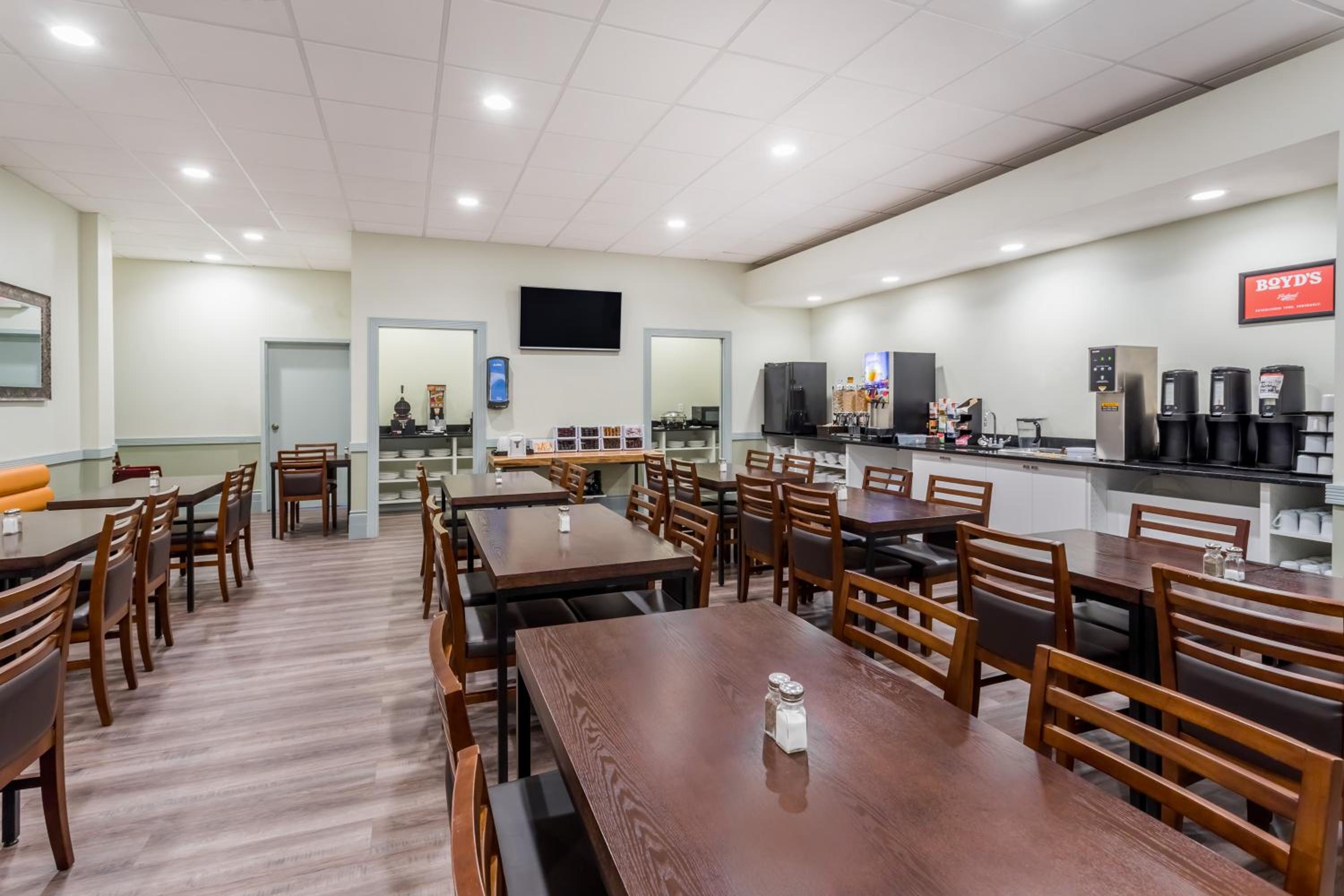Hinton Vacations - Ramada by Wyndham Hinton - Property Image 7