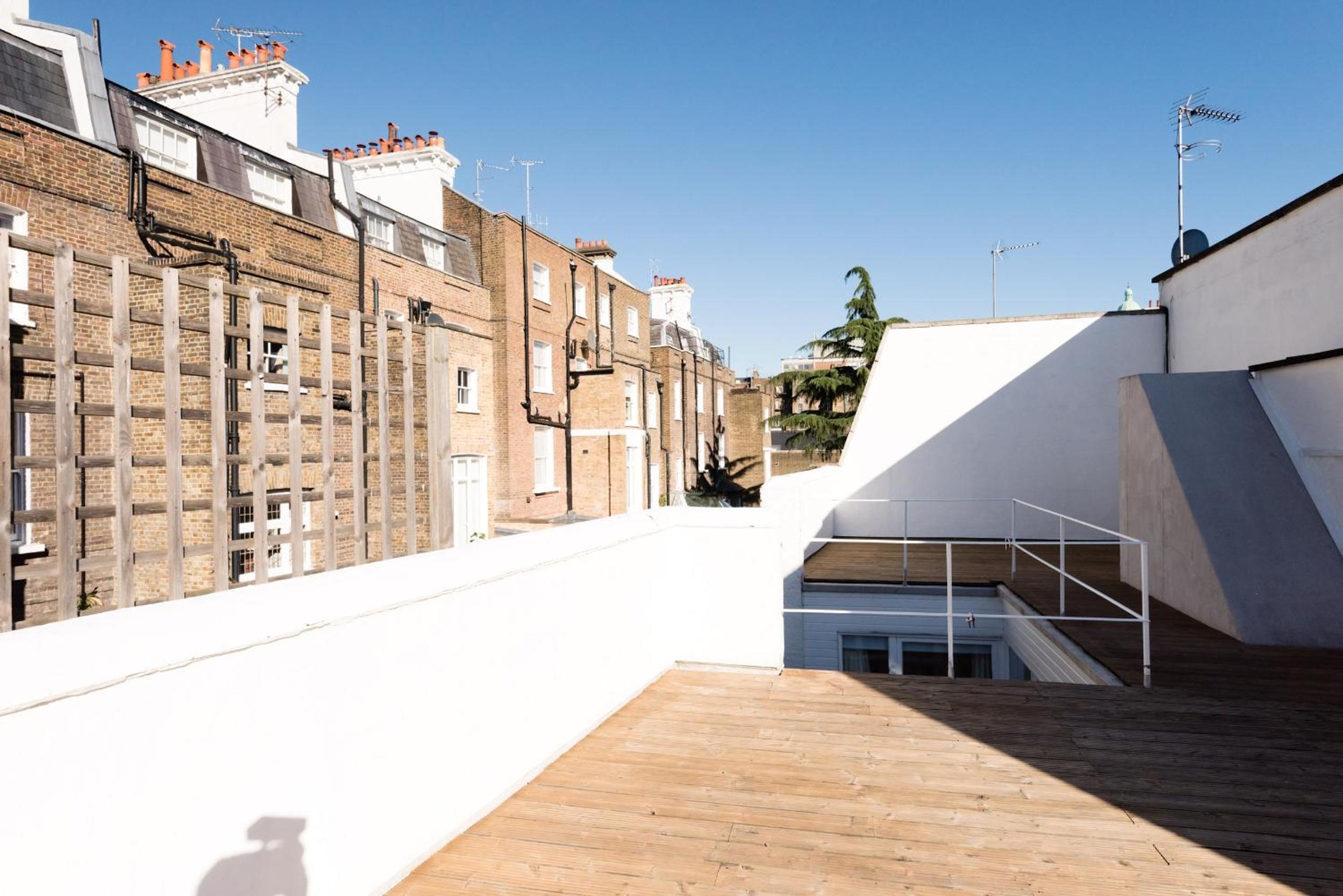 The Harrods Mews - Modern 4BDR with Rooftop Terrace