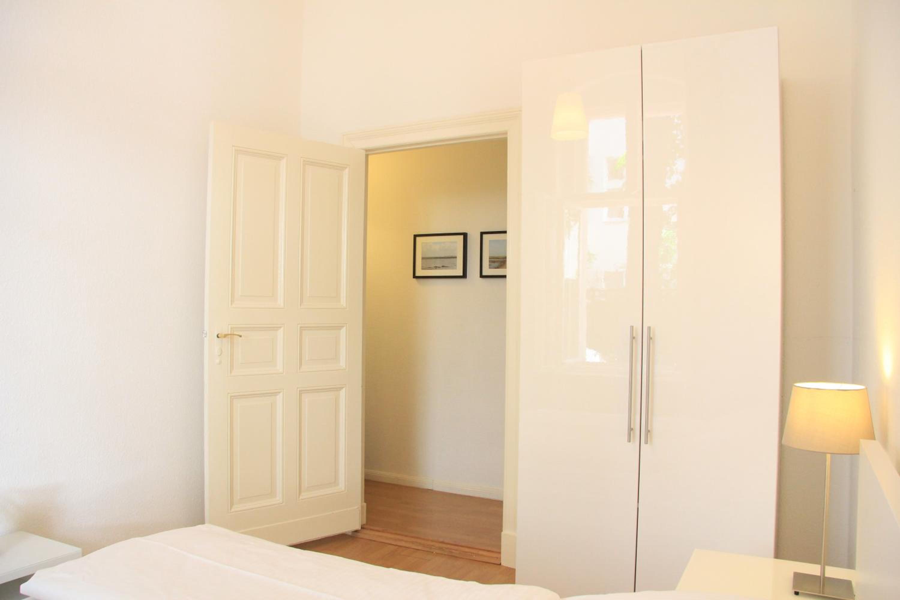 Nollendorf Apartments - 1 separate bedroom and 1 living room with sofa bed in Motzstraße